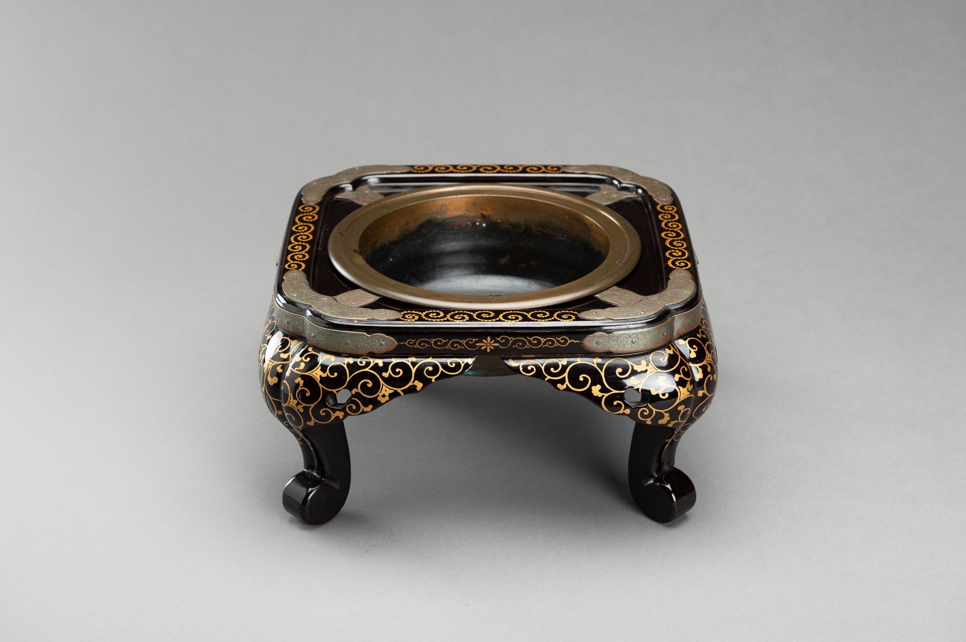 A LACQUER STAND FOR A HIBACHI (BRAZIER), EDO - Bild 2 aus 14