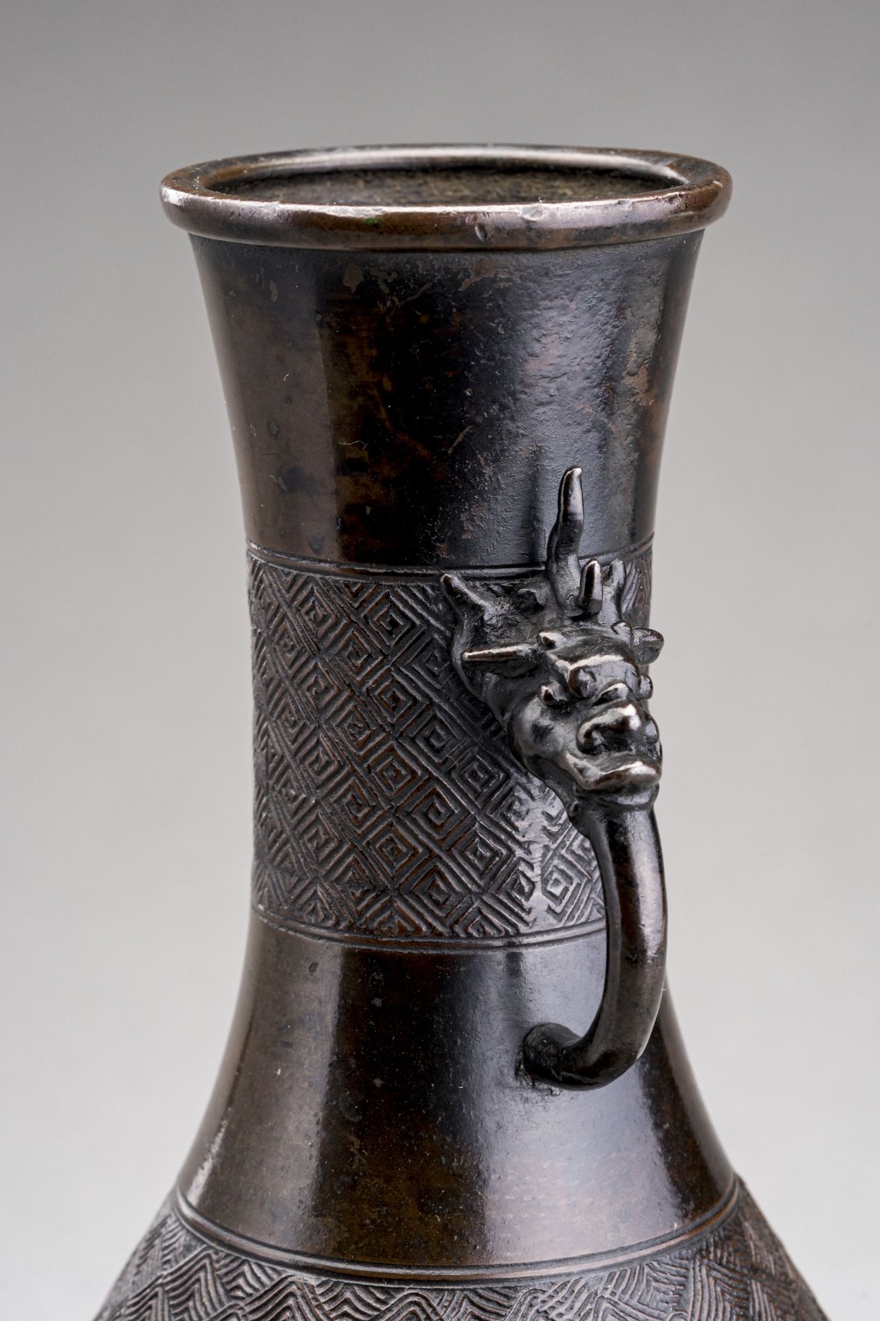 AN ARCHAISTIC BRONZE 'DRAGON' VASE, MING DYNASTY - Bild 4 aus 7