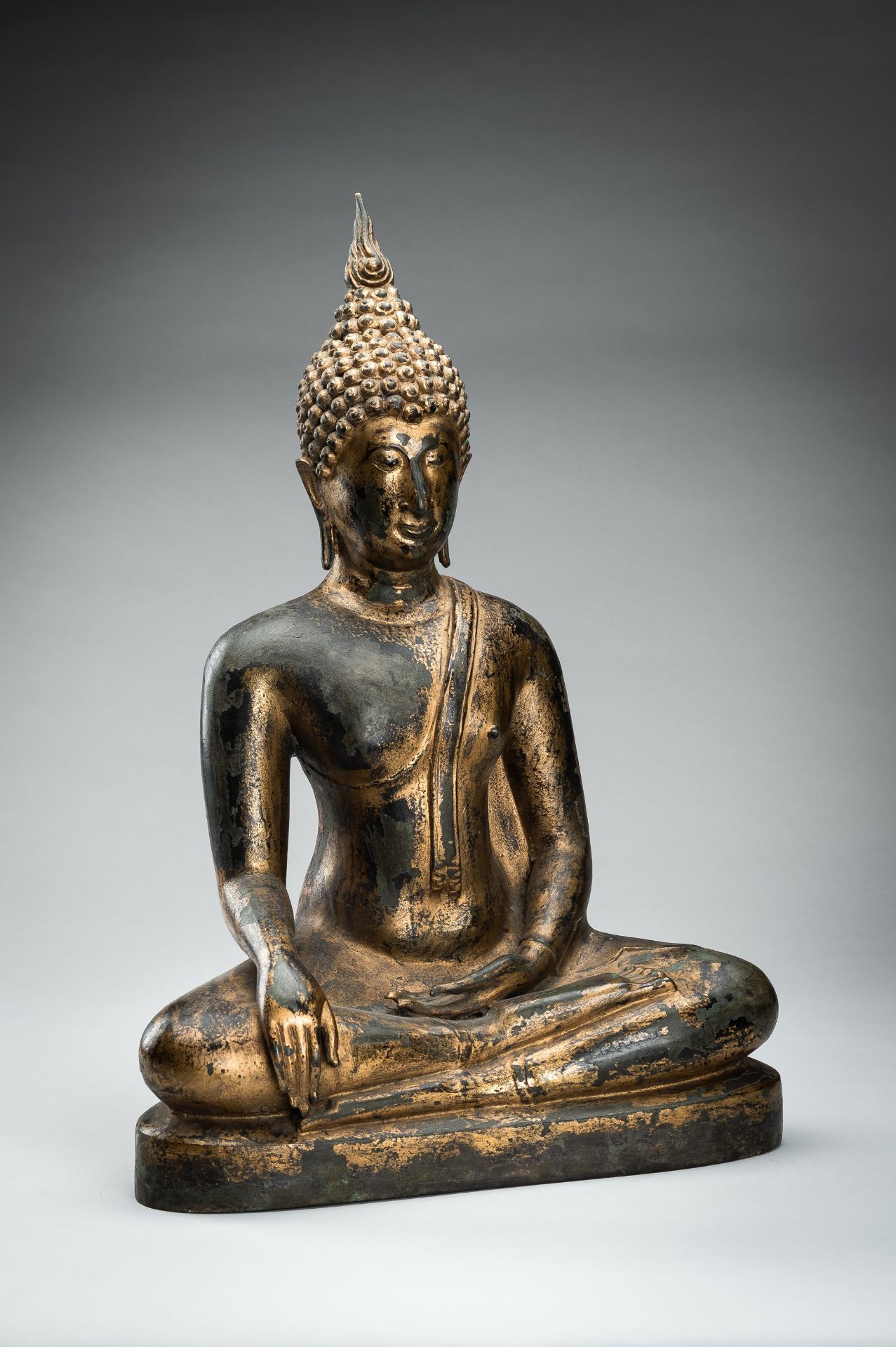 A LARGE LACQUER-GILT BRONZE FIGURE OF BUDDHA SHAKYAMUNI - Image 3 of 12