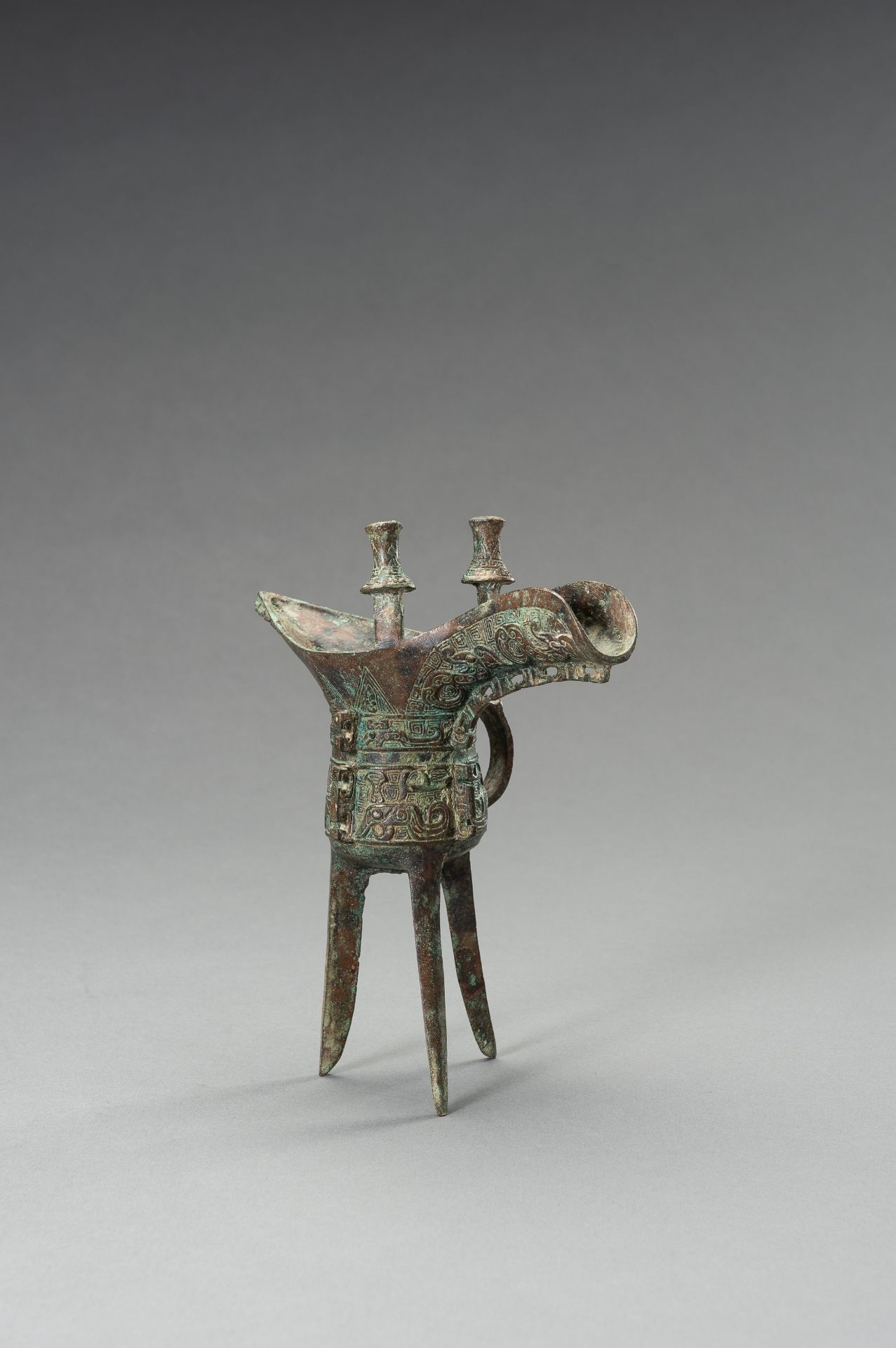 AN ARCHAISTIC SHANG-STYLE BRONZE RITUAL TRIPOD WINE VESSEL, JUE - Image 3 of 9