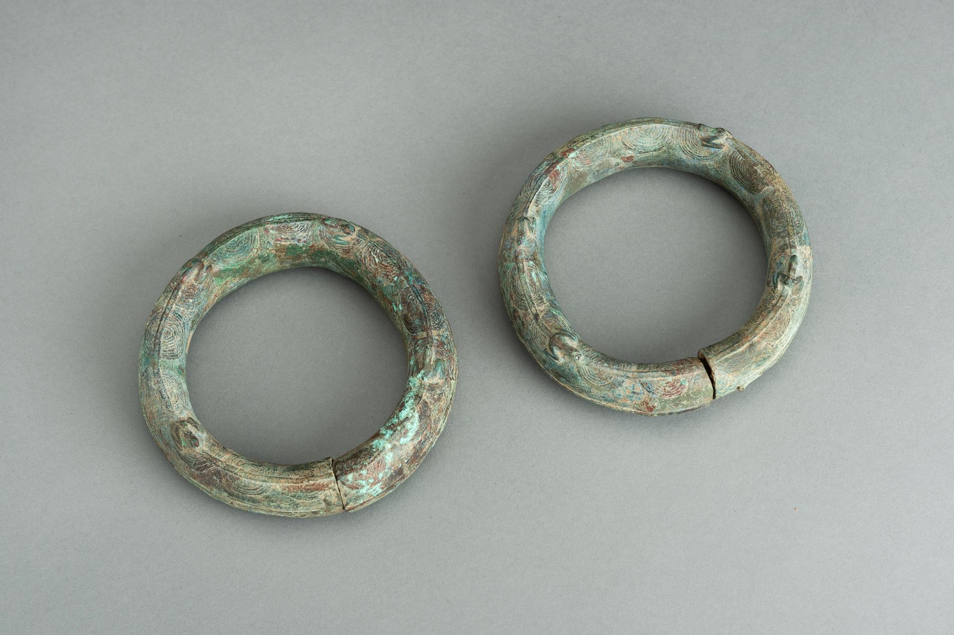 A PAIR OF BRONZE 'FROG' RITUAL BANGLES, DONG SON CULTURE - Bild 13 aus 15