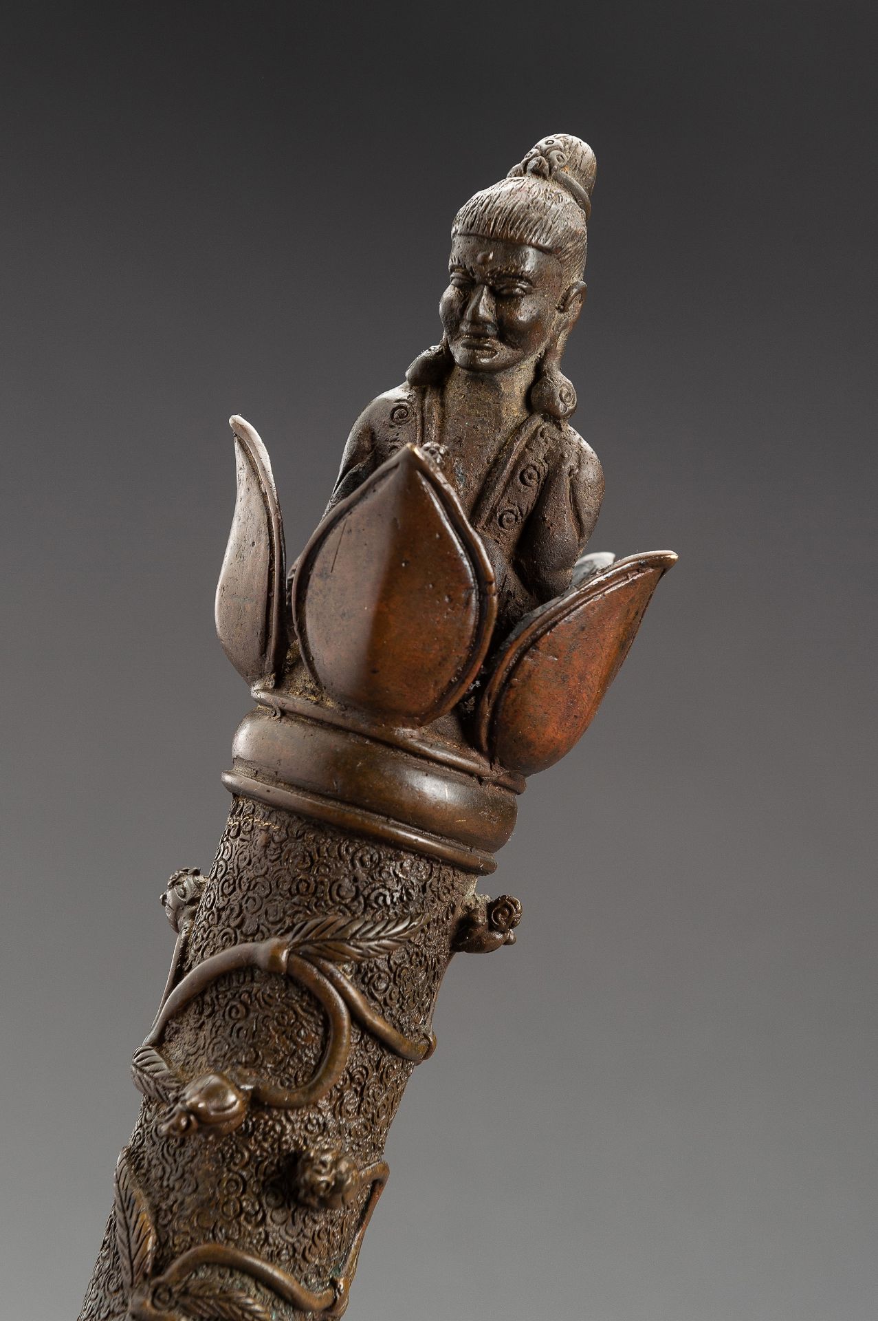 A LARGE AND UNUSUAL BRONZE CEREMONIAL SCEPTER - Image 4 of 11