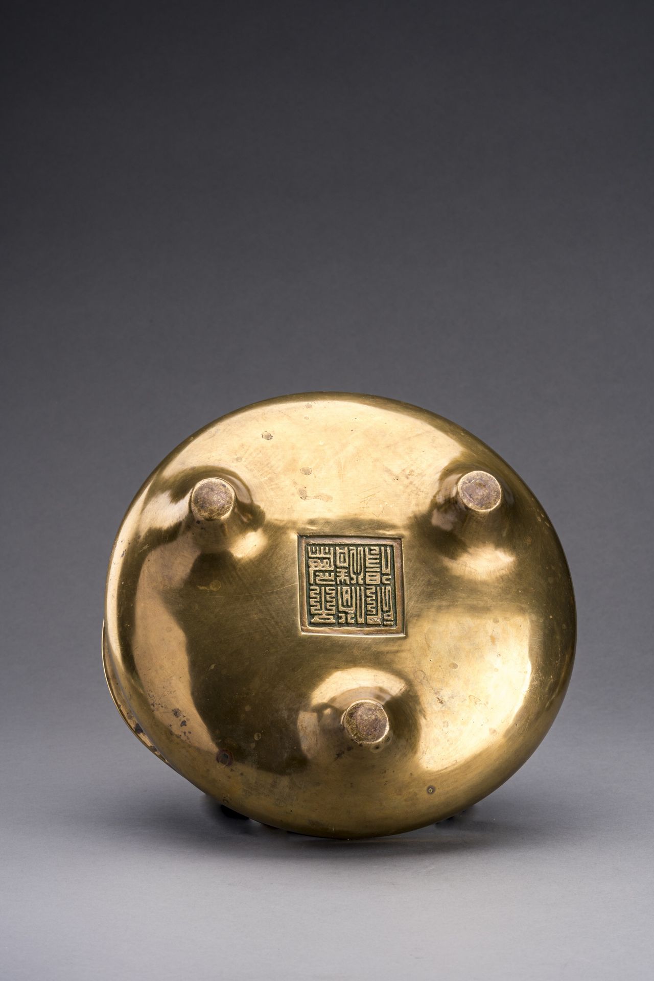 A LARGE GILT-BRONZE TRIPOD CENSER WITH MATCHING STAND, QING - Image 9 of 10