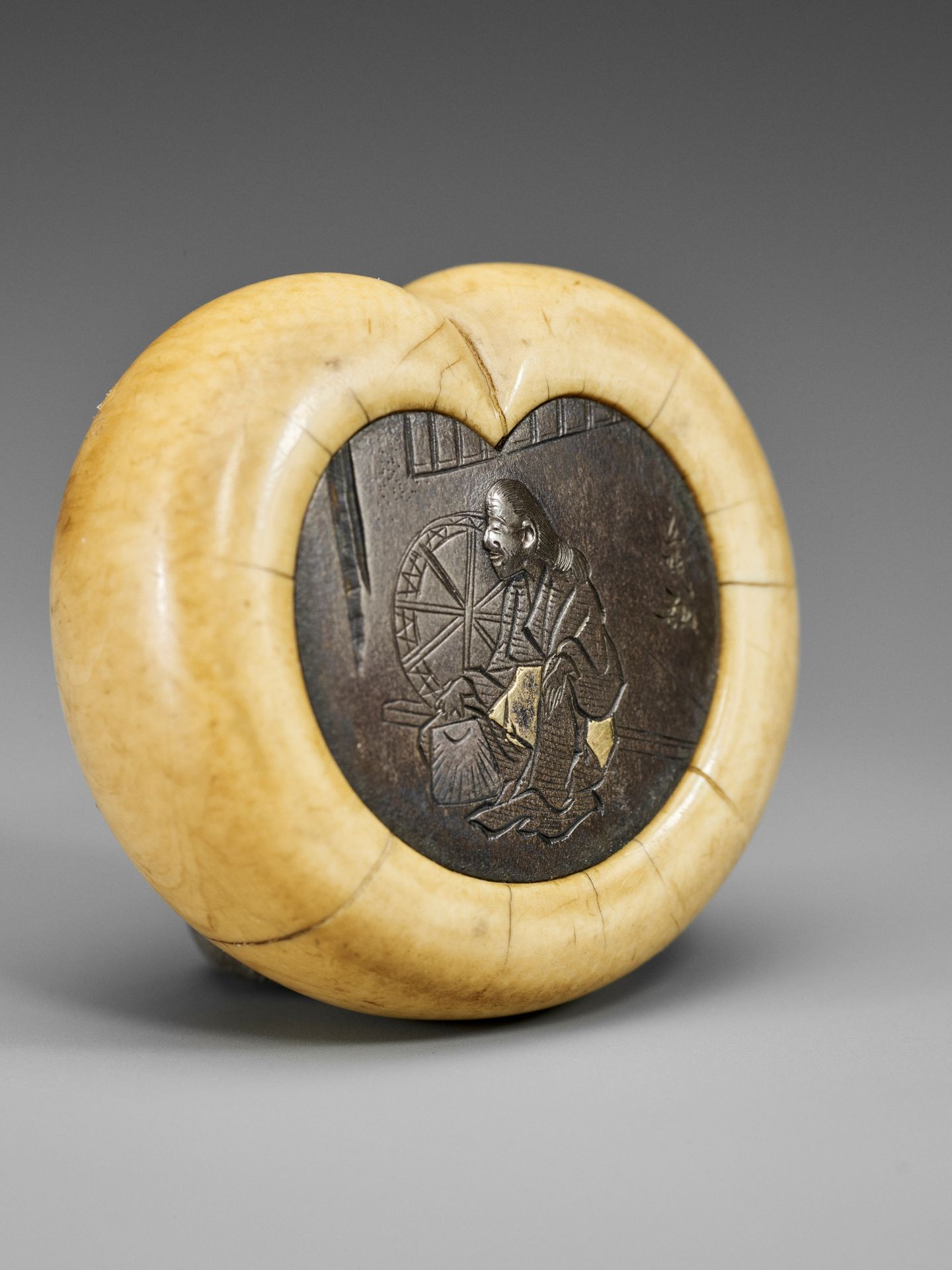 RYUMIN: AN UNUSUAL IVORY AND METAL KAGAMIBUTA NETSUKE - Image 3 of 8