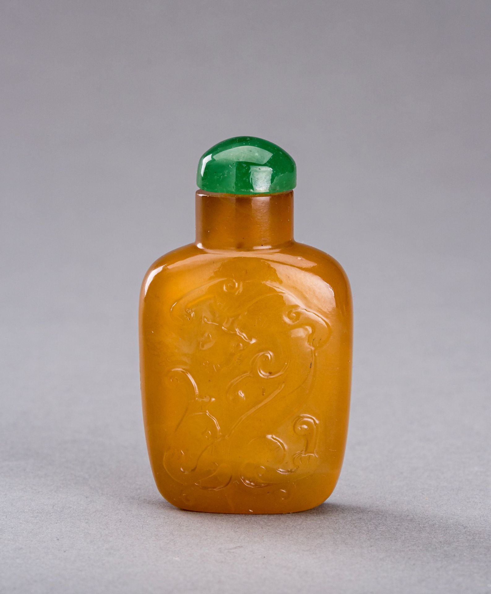 AN AGATE 'CHILONG' SNUFF BOTTLE, QING DYNASTY