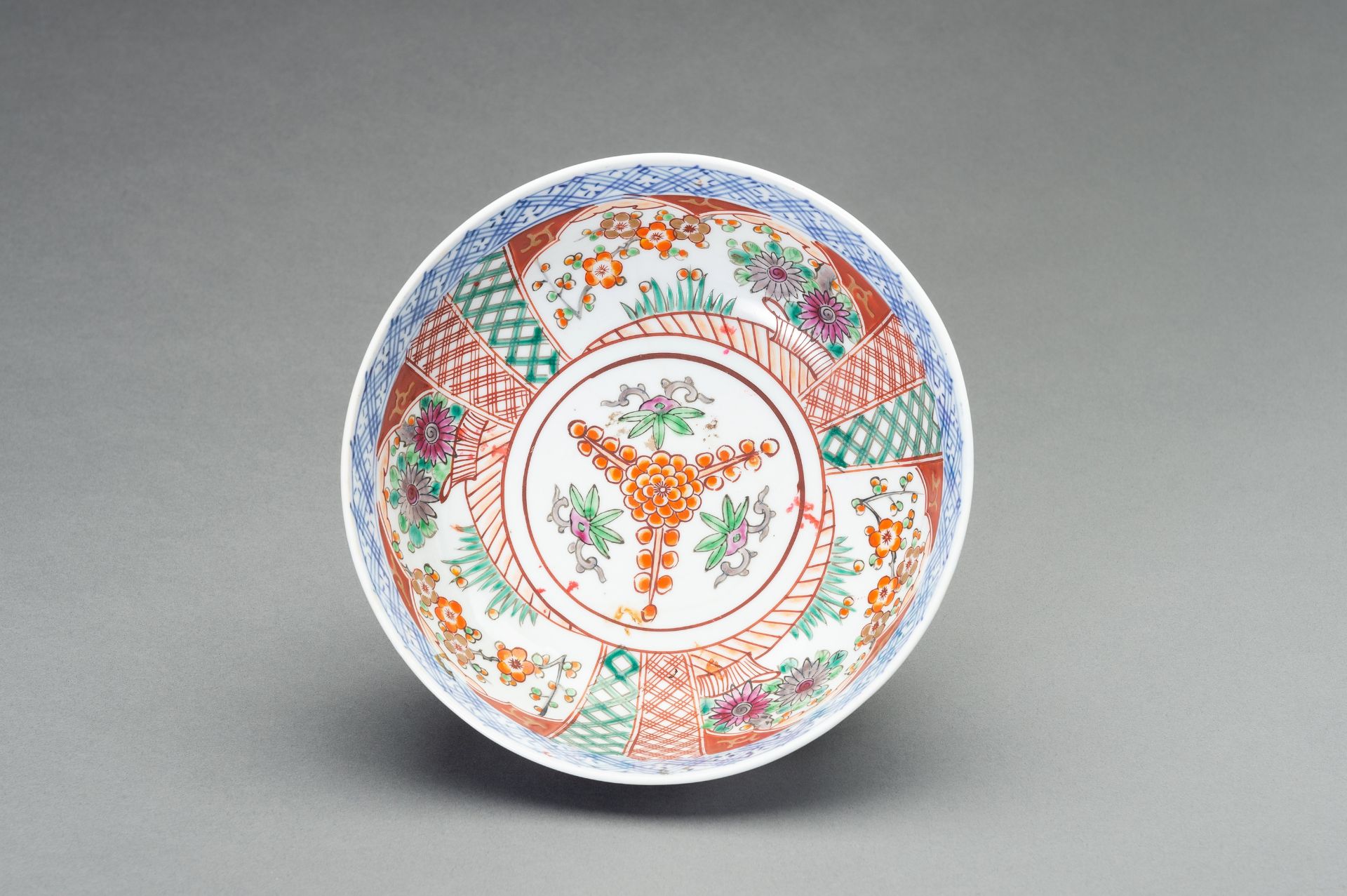 A MIXED LOT WITH THREE PORCELAIN BOWLS - Image 5 of 15