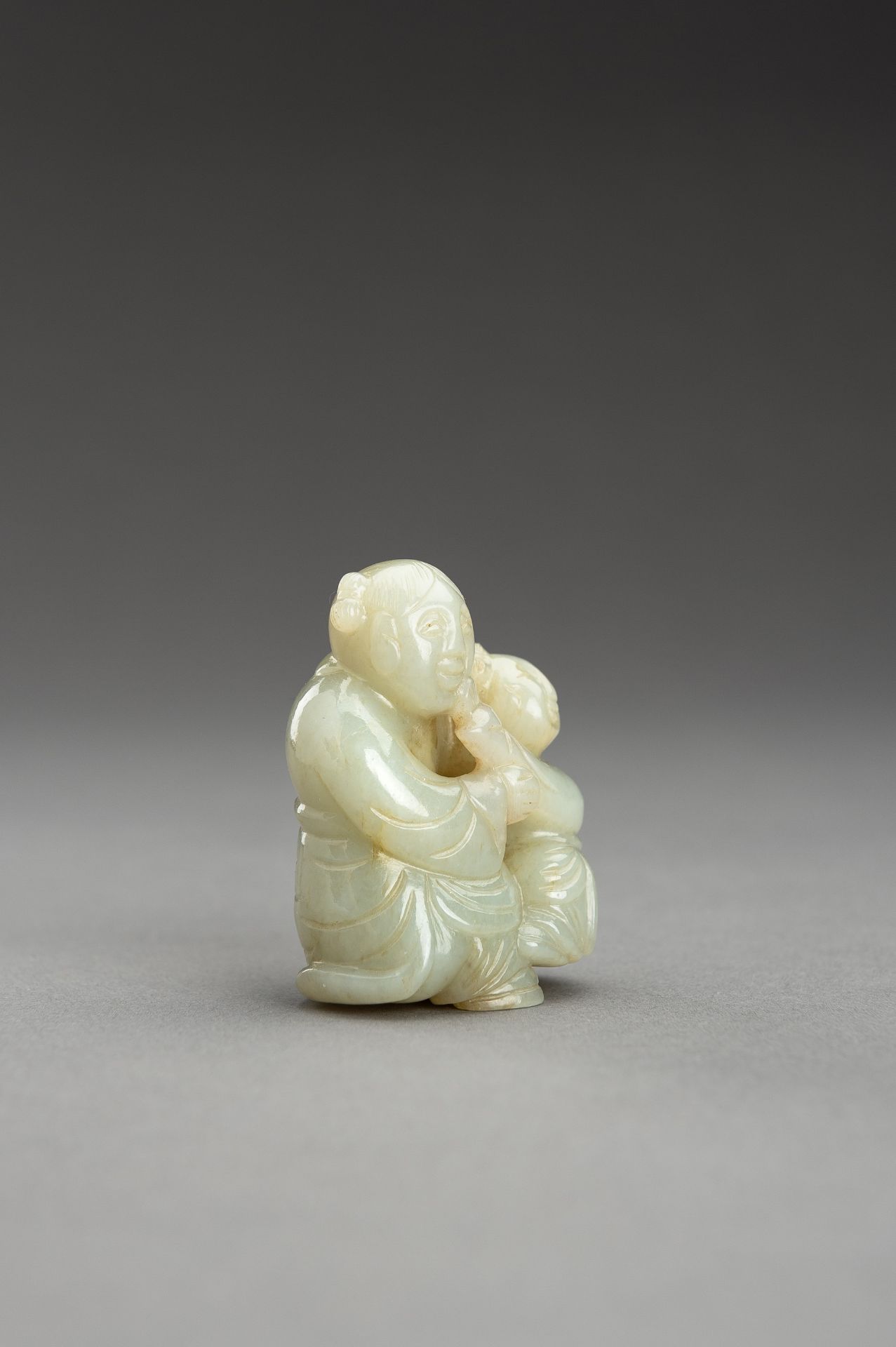 A PALE CELADON JADE PENDANT OF TWO CHILDREN - Bild 3 aus 10