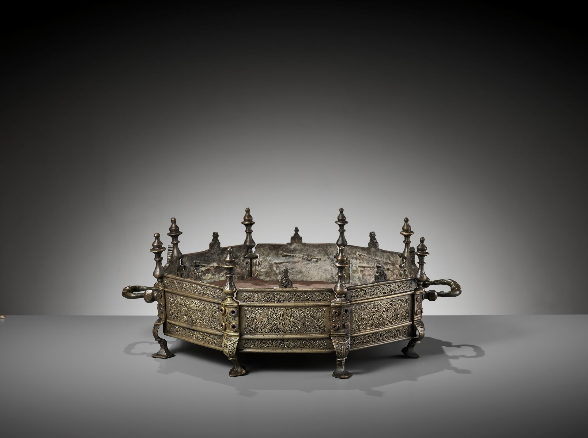 AN OCTAGONAL BRASS BRAZIER, 17TH-18TH CENTURY - Image 6 of 10