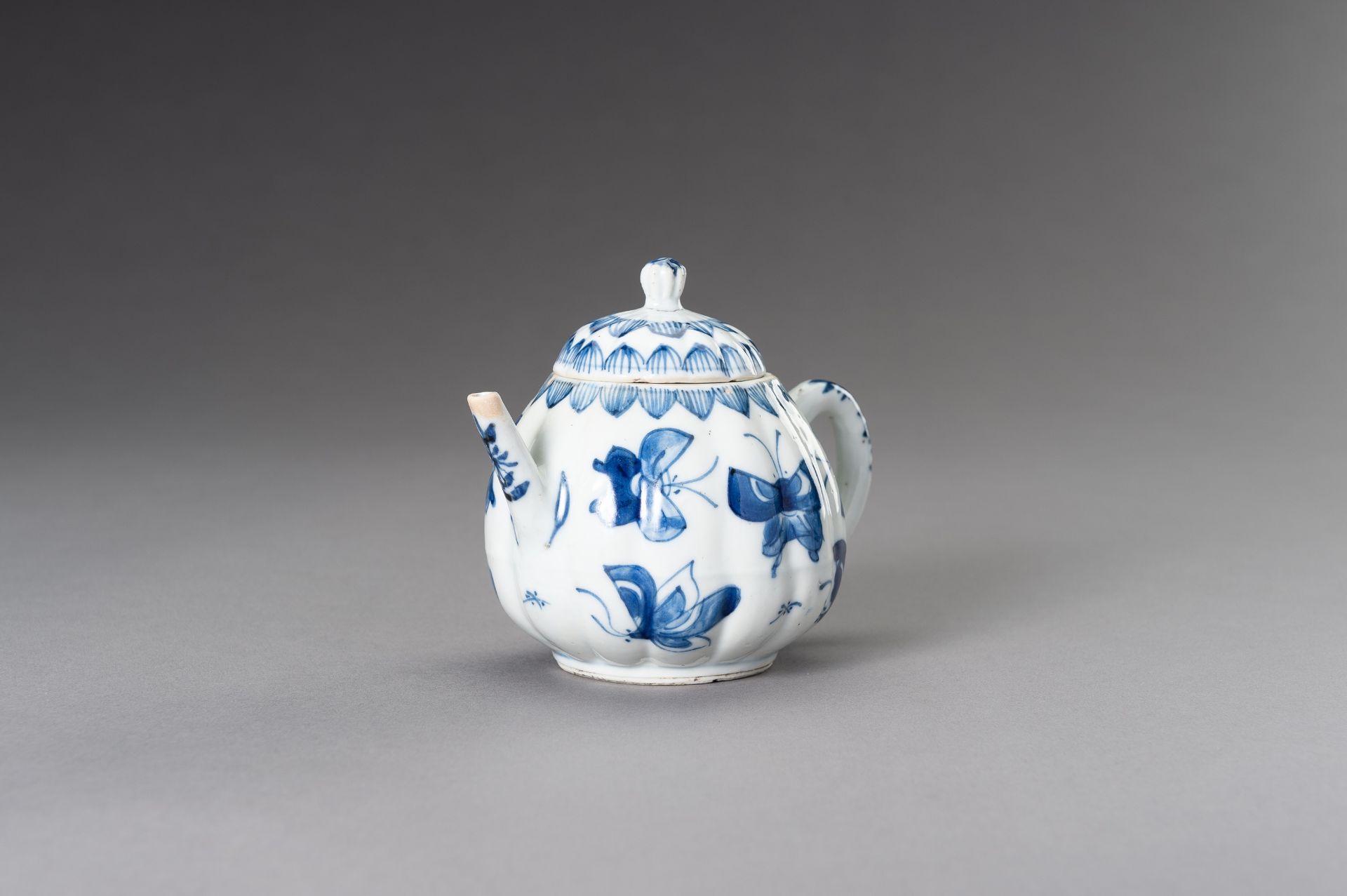 A BLUE AND WHITE 'BUTTERFLIES' TEAPOT, QING - Image 3 of 9