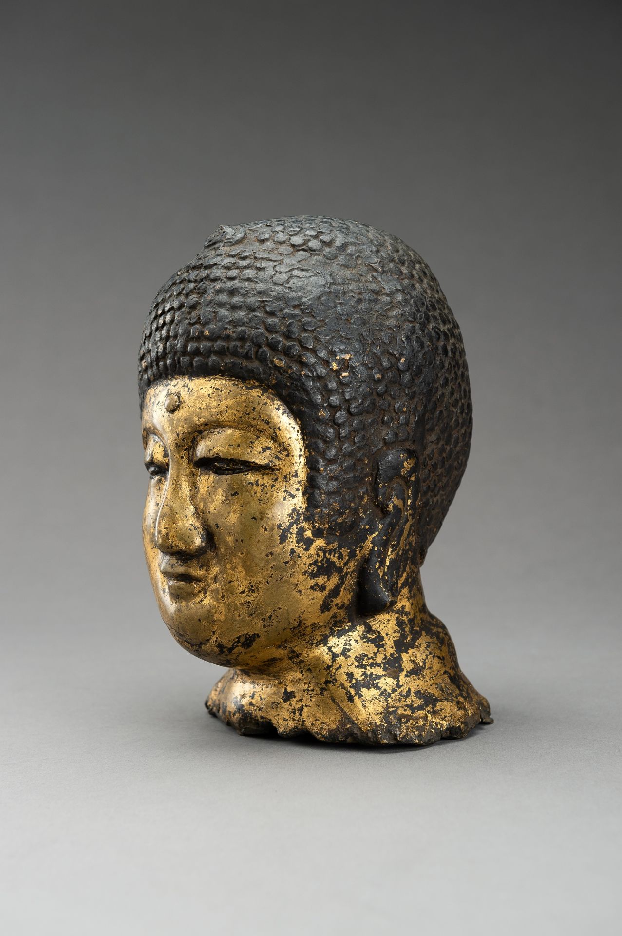 A GILT BRONZE HEAD OF BUDDHA - Image 7 of 12