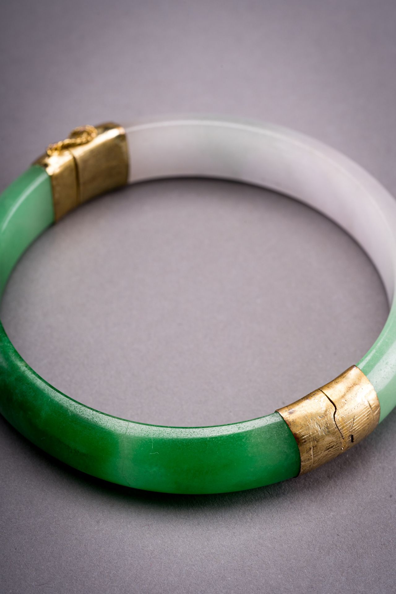 A PALE LAVENDER AND EMERALD GREEN JADEITE BANGLE - Image 2 of 7