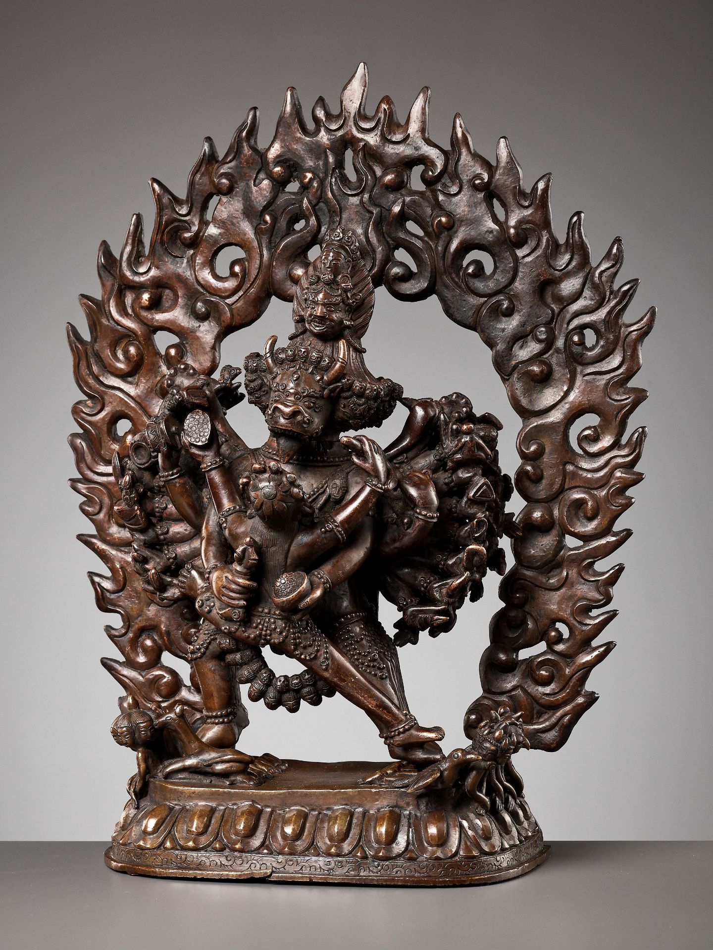 A LARGE BRONZE FIGURE OF VAJRABHAIRAVA, GELUG SCHOOL - Bild 4 aus 9