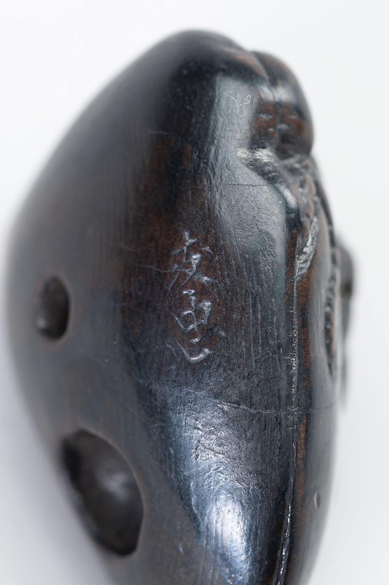 AN EBONY NETSUKE OF A HAMAGURI CLAM WITH CRAB AND OCTOPUS - Image 4 of 12