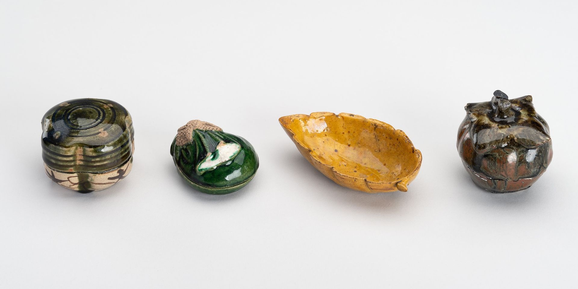 A GROUP OF FOUR SMALL GLAZED CERAMIC ITEMS