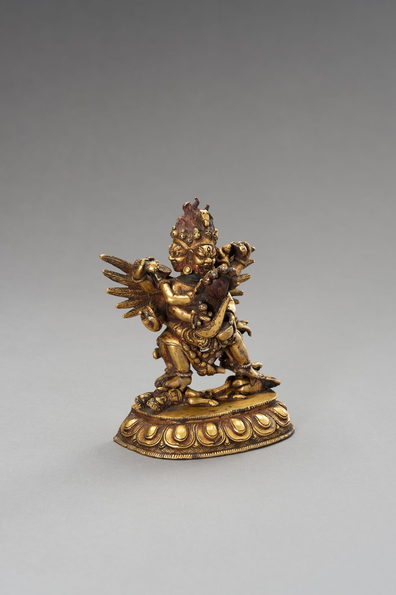 A GILT-BRONZE OF HAYAGRIVA IN YABYUM, 18TH CENTURY - Bild 7 aus 13