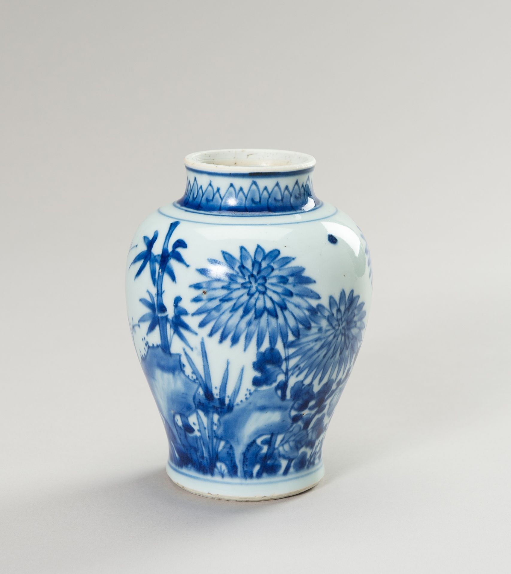 A BLUE AND WHITE PORCELAIN BALUSTER VASE