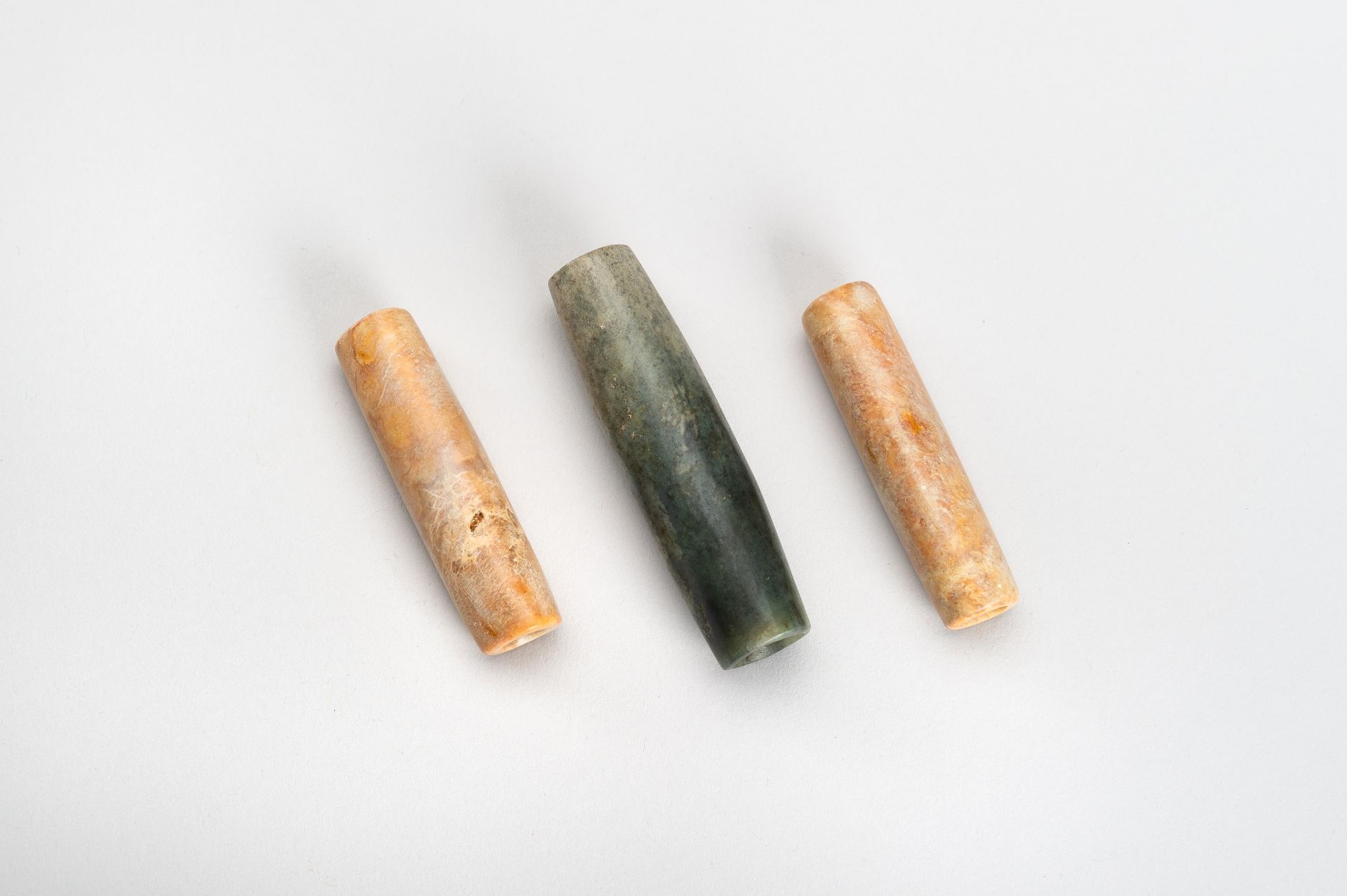 A GROUP OF THREE AGATE AND JADE BEADS - Bild 6 aus 8