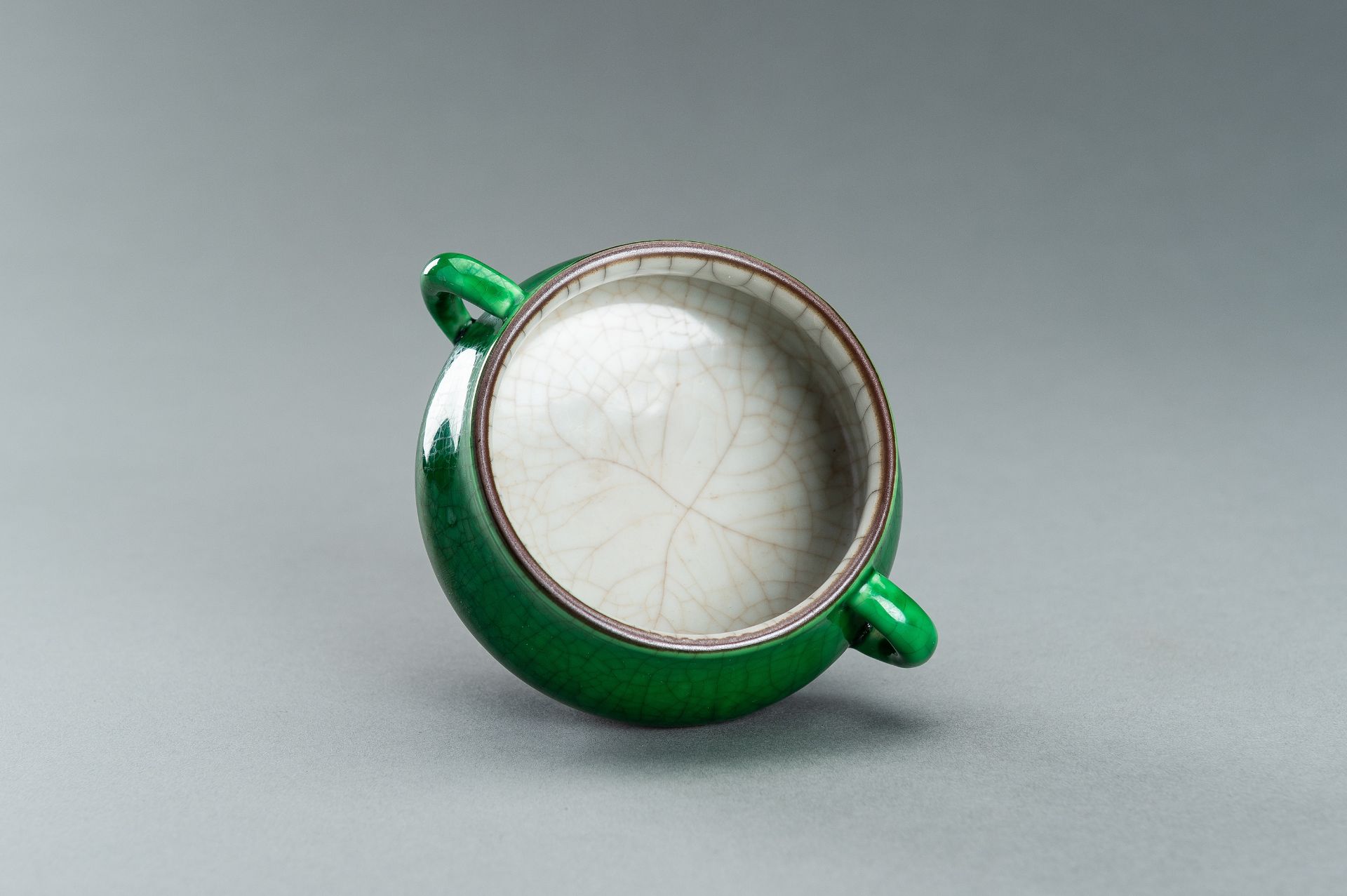 AN APPLE-GREEN GLAZED PORCELAIN CENSER, QING DYNASTY - Bild 9 aus 12