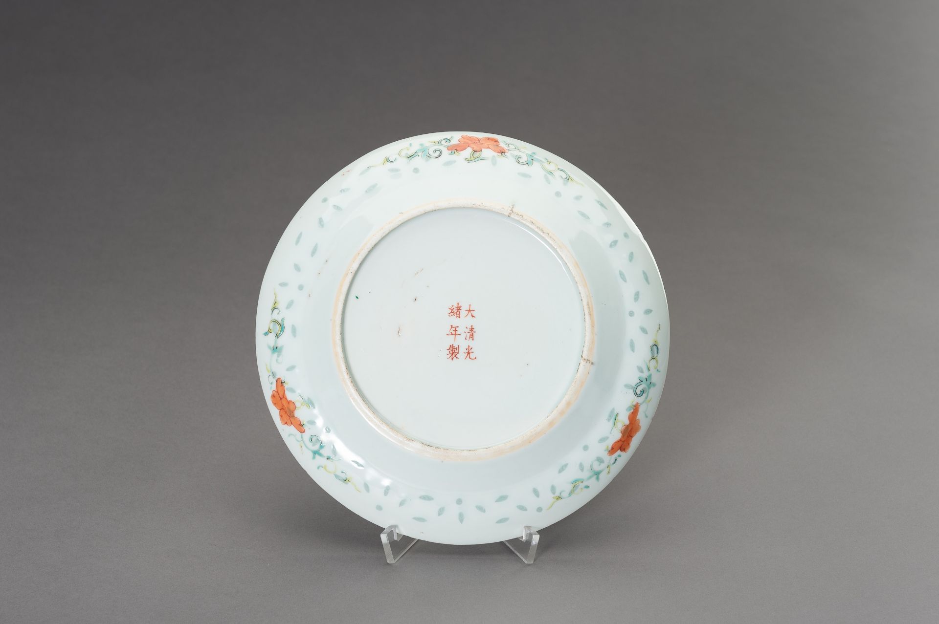 AN ENAMELED PORCELAIN 'RICE GRAIN' DISH, GUANGXU MARK AND PERIOD - Bild 5 aus 6