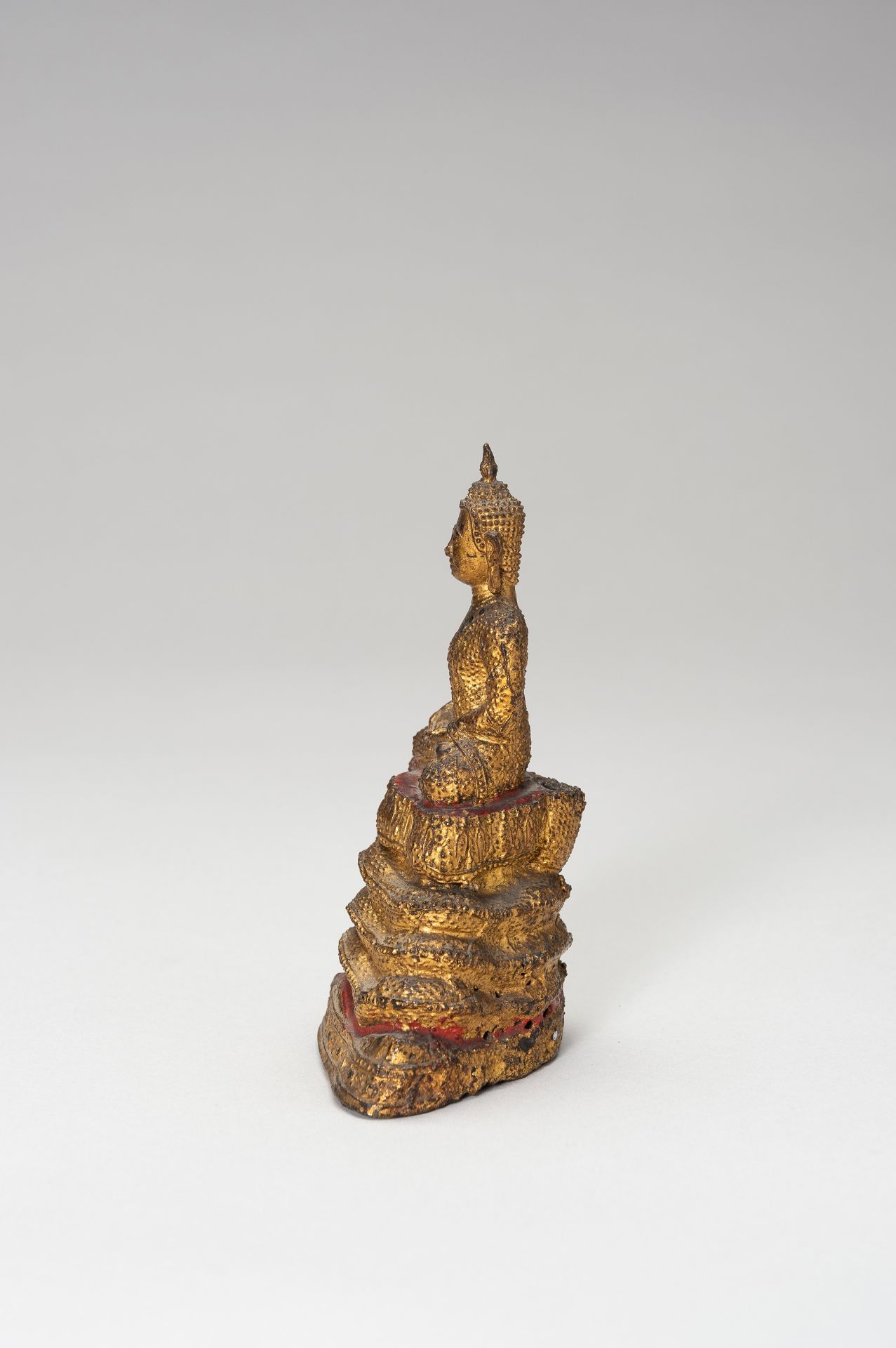 A SMALL LACQUER GILT BRONZE FIGURE OF A SEATED BUDDHA - Image 4 of 9