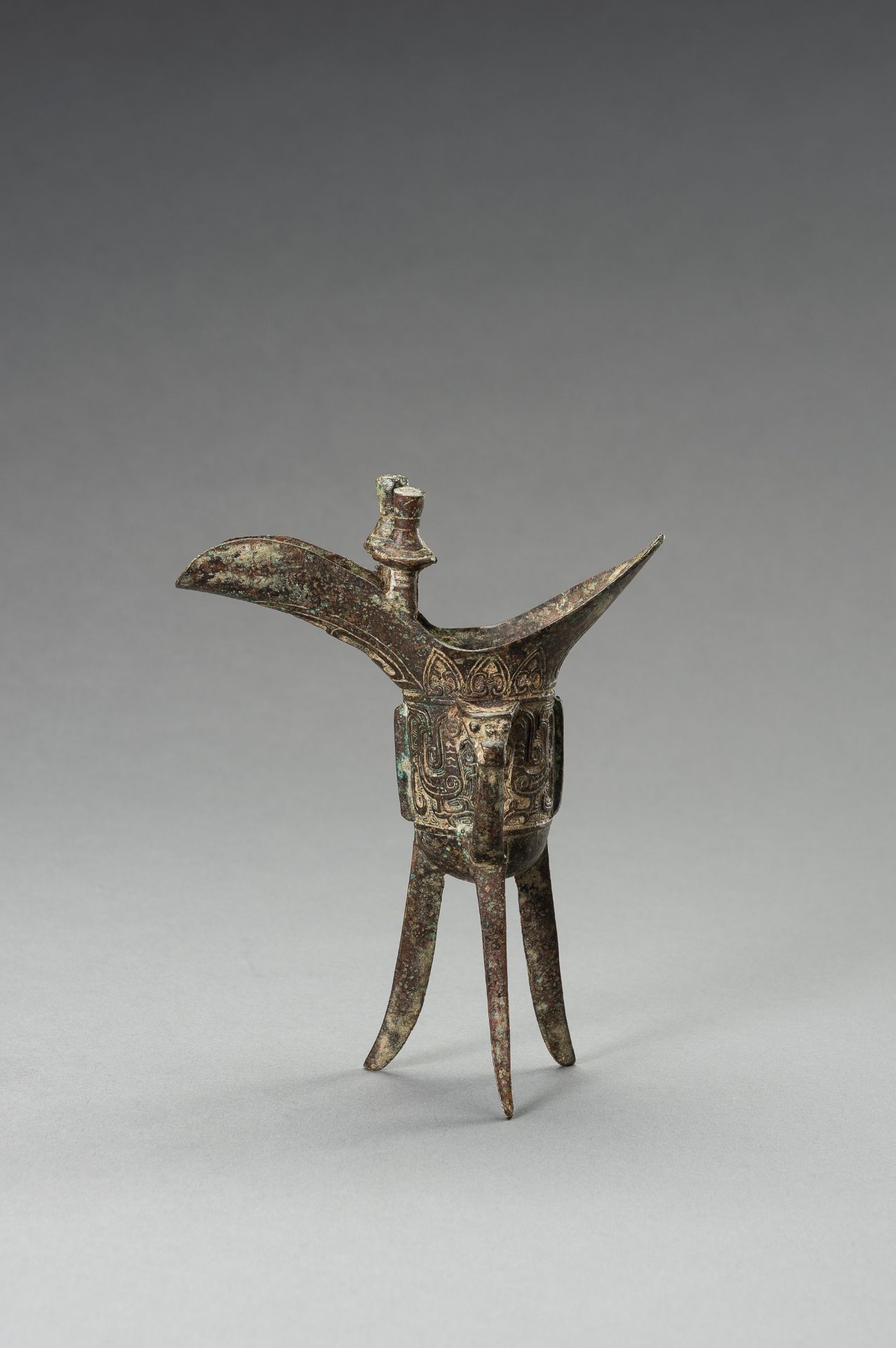 AN ARCHAISTIC SHANG-STYLE BRONZE RITUAL TRIPOD WINE VESSEL, JUE - Image 2 of 9