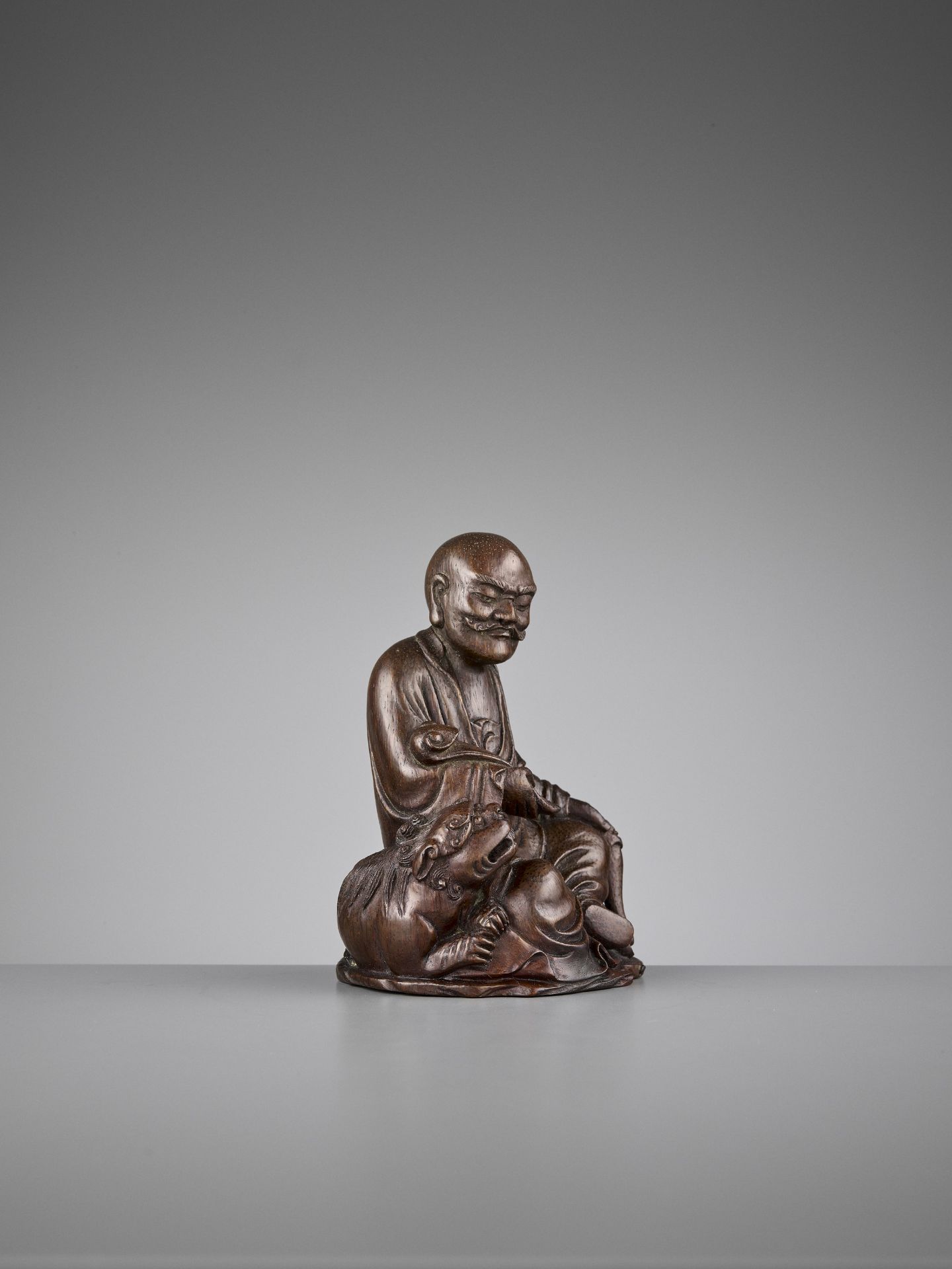 A BAMBOO FIGURE OF A LUOHAN AND BUDDHIST LION, QING - Bild 8 aus 10