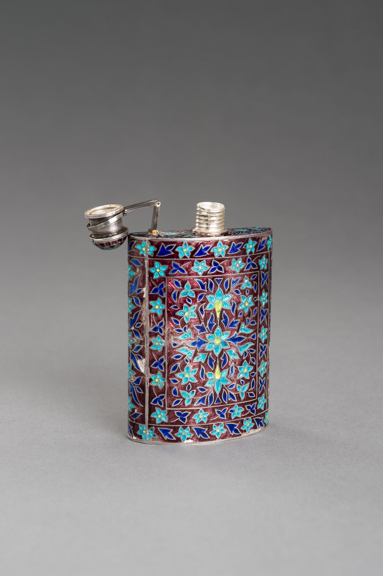 A MUGHAL STYLE ENAMELED SILVER HIP FLASK - Bild 3 aus 13