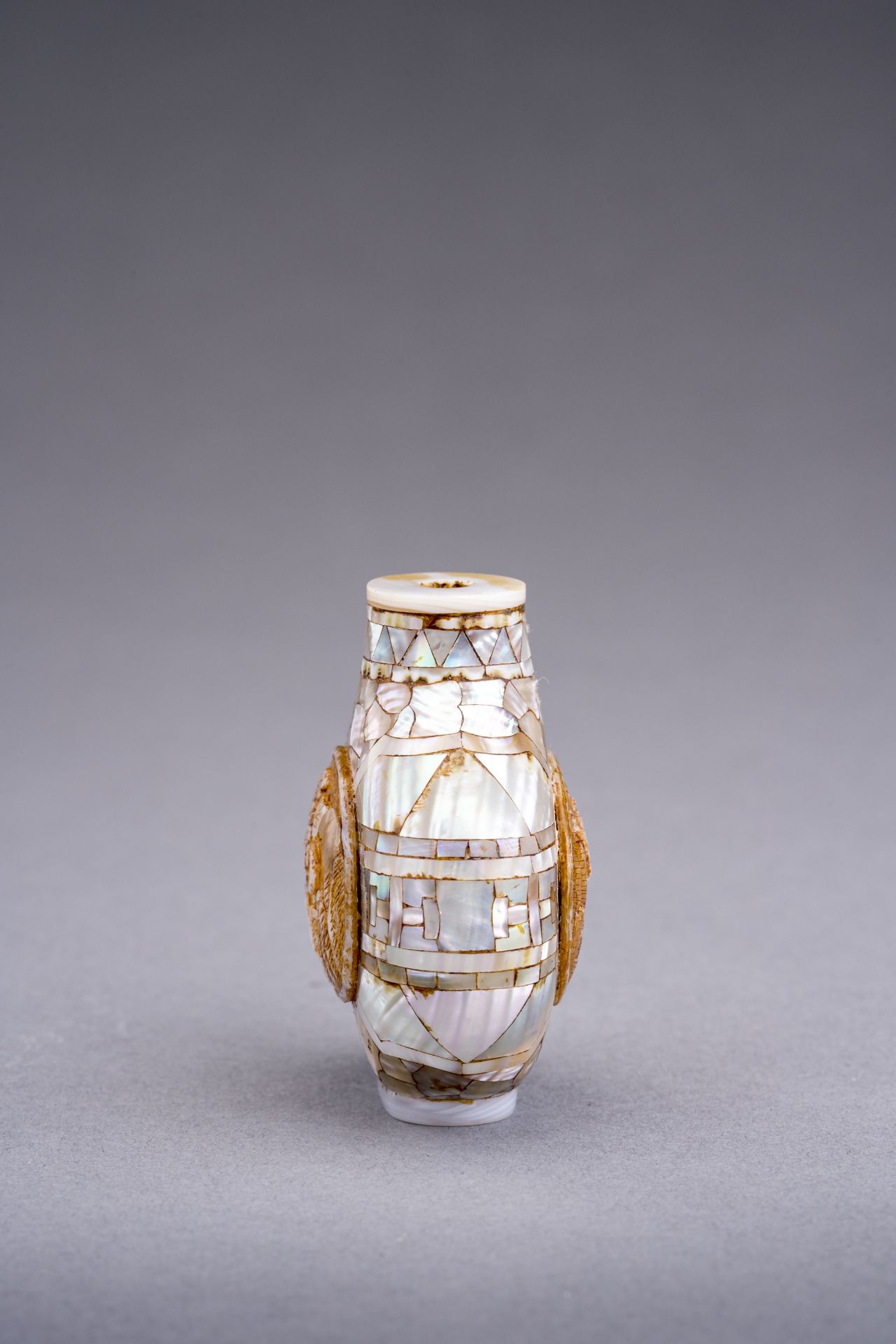 A MOTHER-OR-PEARL SNUFF BOTTLE, c. 1920s - Image 2 of 8