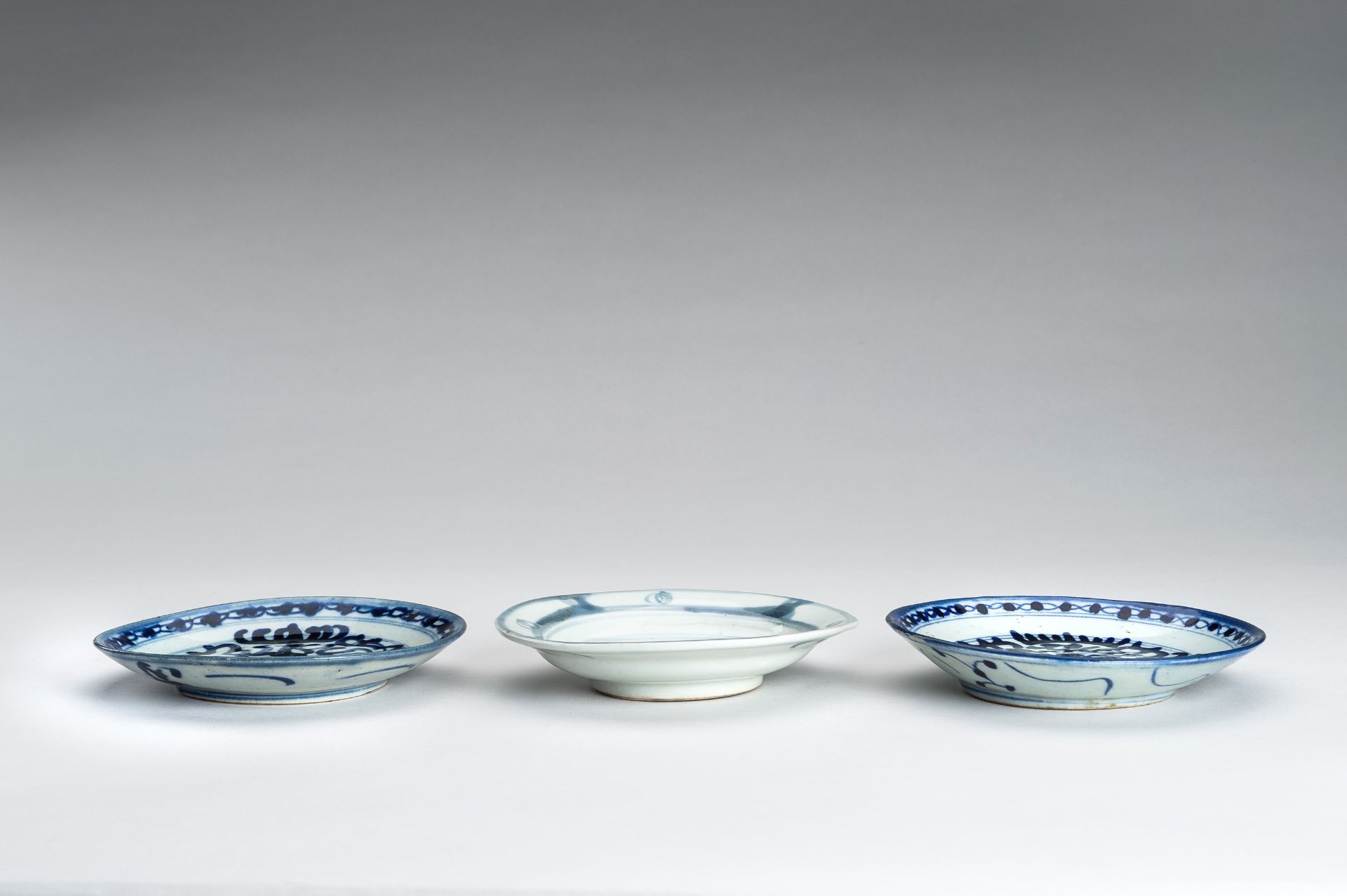 A LOT WITH THREE BLUE AND WHITE PORCELAIN DISHES, EDO - Image 15 of 17