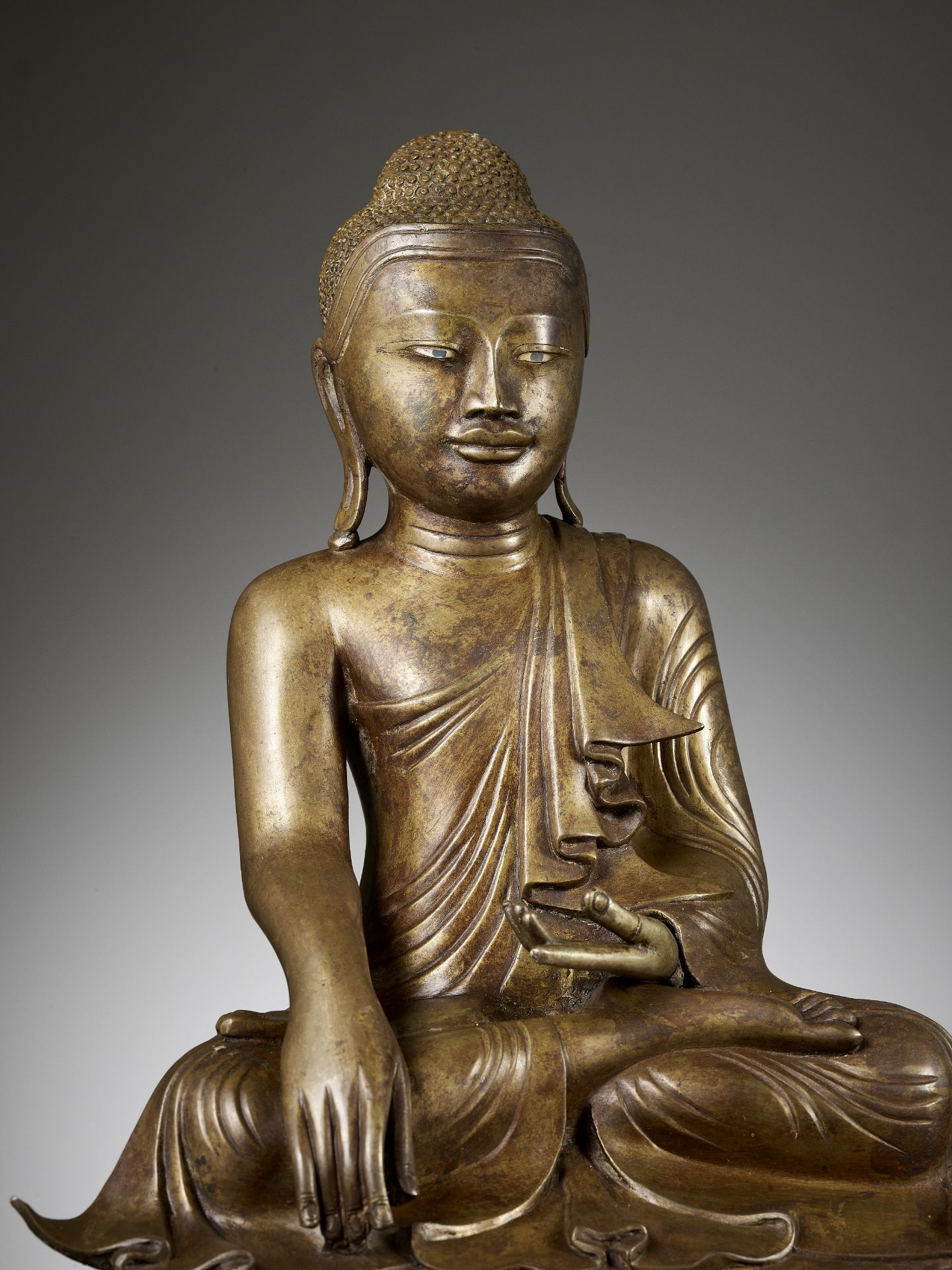 A LARGE BRONZE OF BUDDHA, SHAN STATE - Bild 2 aus 12