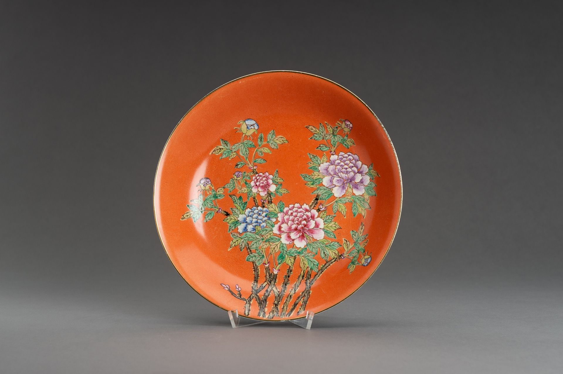 A CORAL RED GLAZED 'PEONIES' PORCELAIN DISH - Bild 2 aus 8