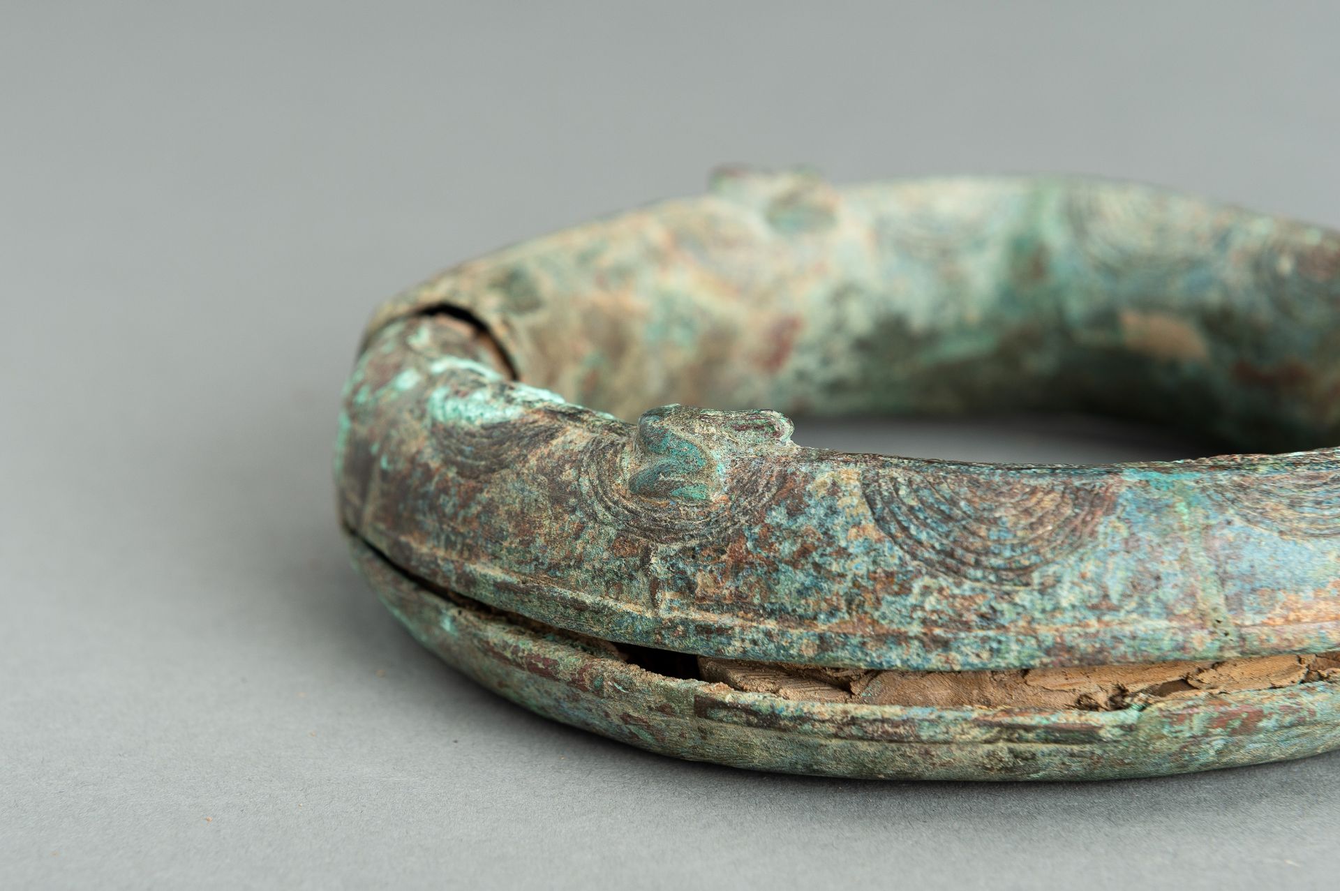 A PAIR OF BRONZE 'FROG' RITUAL BANGLES, DONG SON CULTURE - Bild 8 aus 15