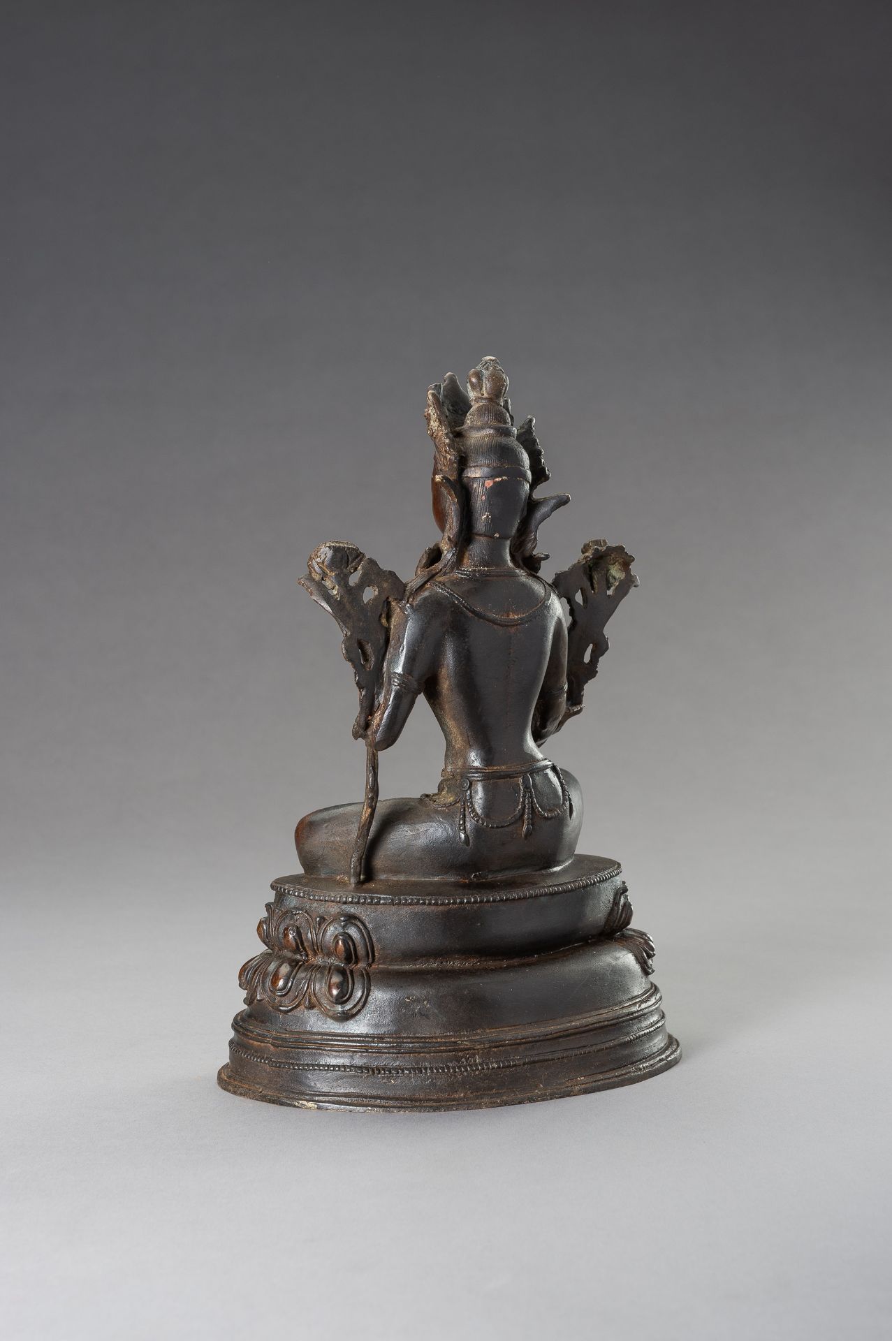 A BRONZE FIGURE OF TARA, 1900s - Bild 7 aus 9