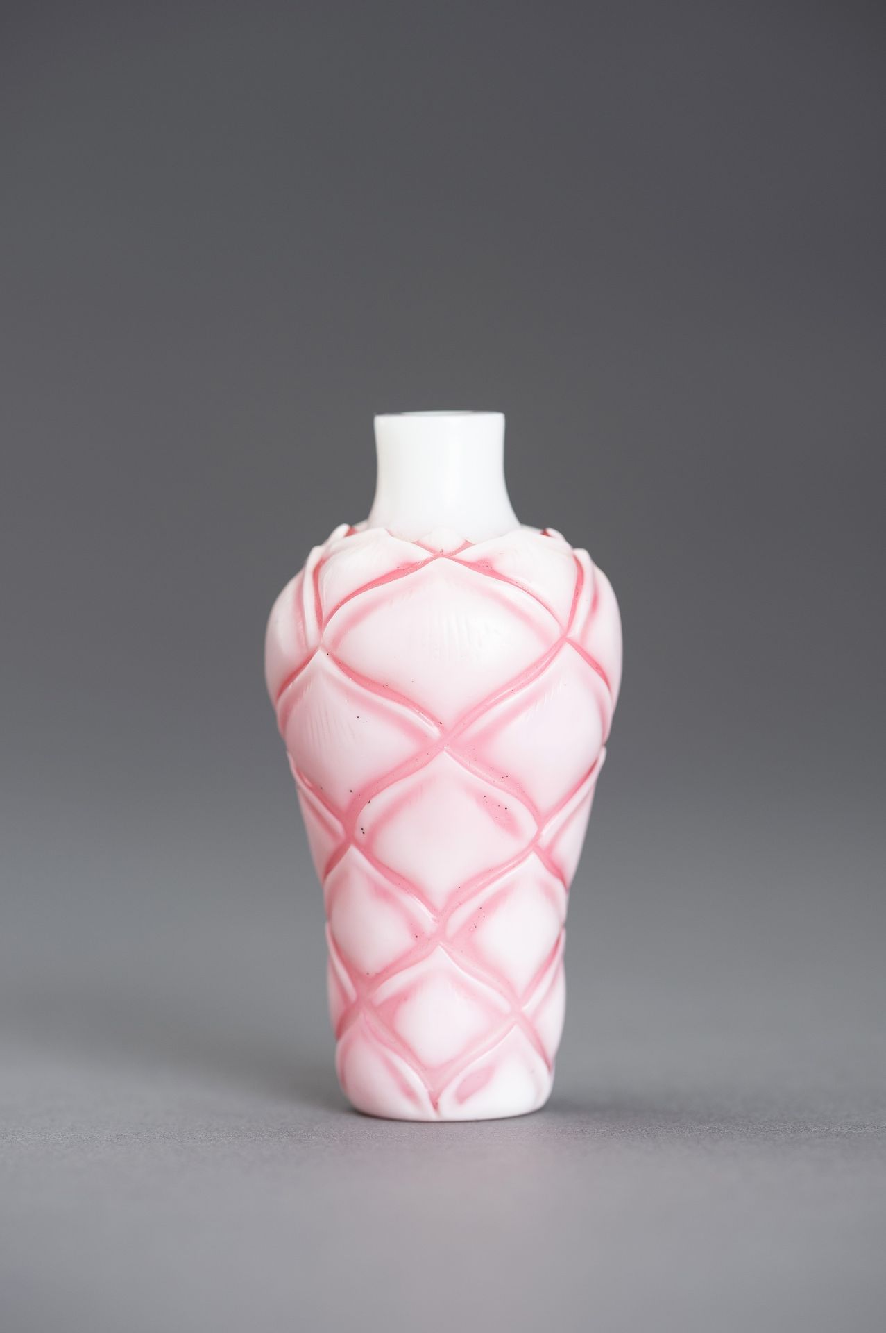 A SANDWICHED PINK GLASS 'LOTUS' SNUFF BOTTLE - Image 3 of 11