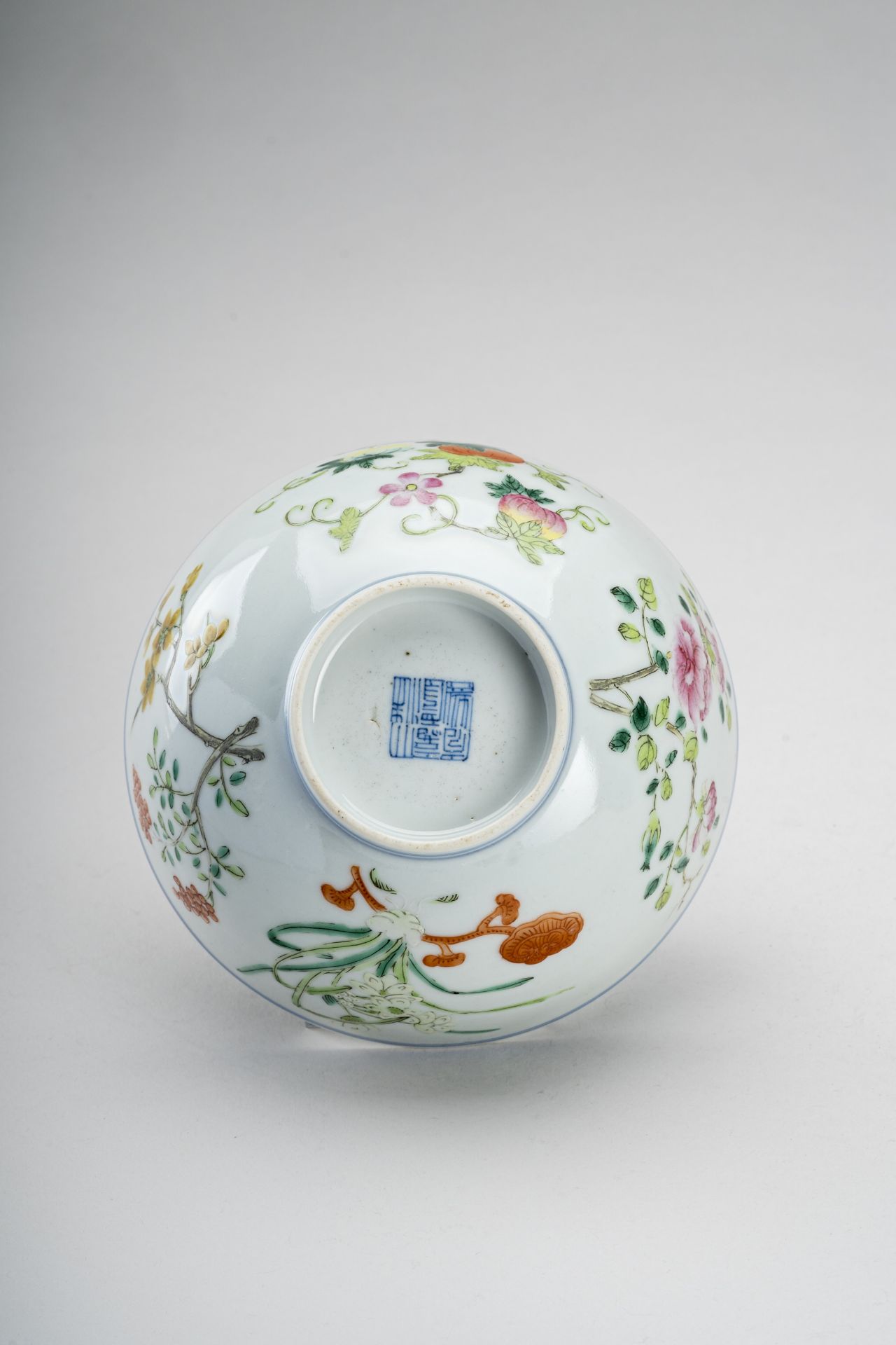 A FLORAL PORCELAIN BOWL - Bild 4 aus 10