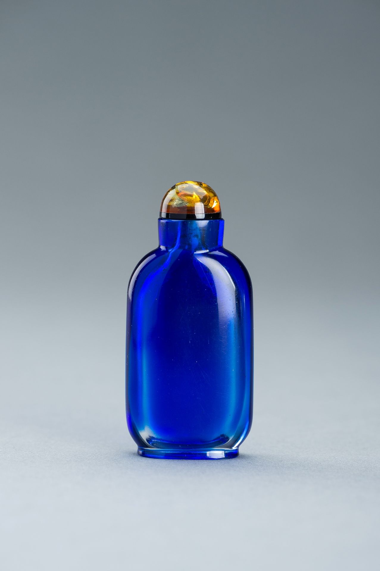 A SAPPHIRE-BLUE GLASS SNUFF BOTTLE, c. 1920s - Bild 4 aus 9