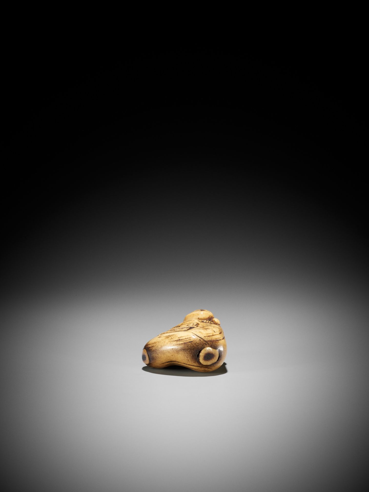 A LARGE STAG ANTLER NETSUKE OF HOTEI INSIDE HIS TREASURE BAG - Image 10 of 10