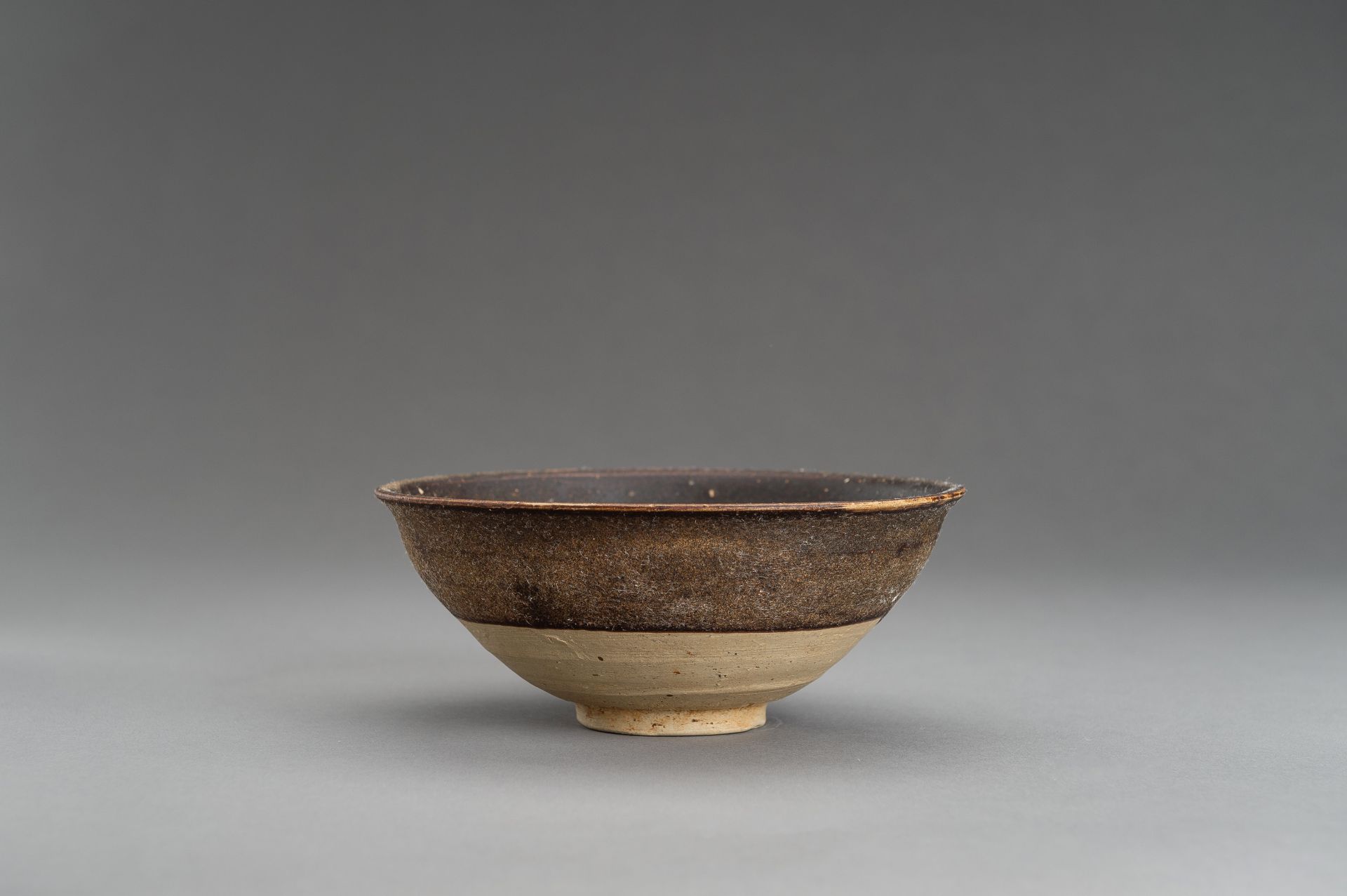 A BROWN GLAZED SONG-STYLE CERAMIC BOWL - Image 7 of 10