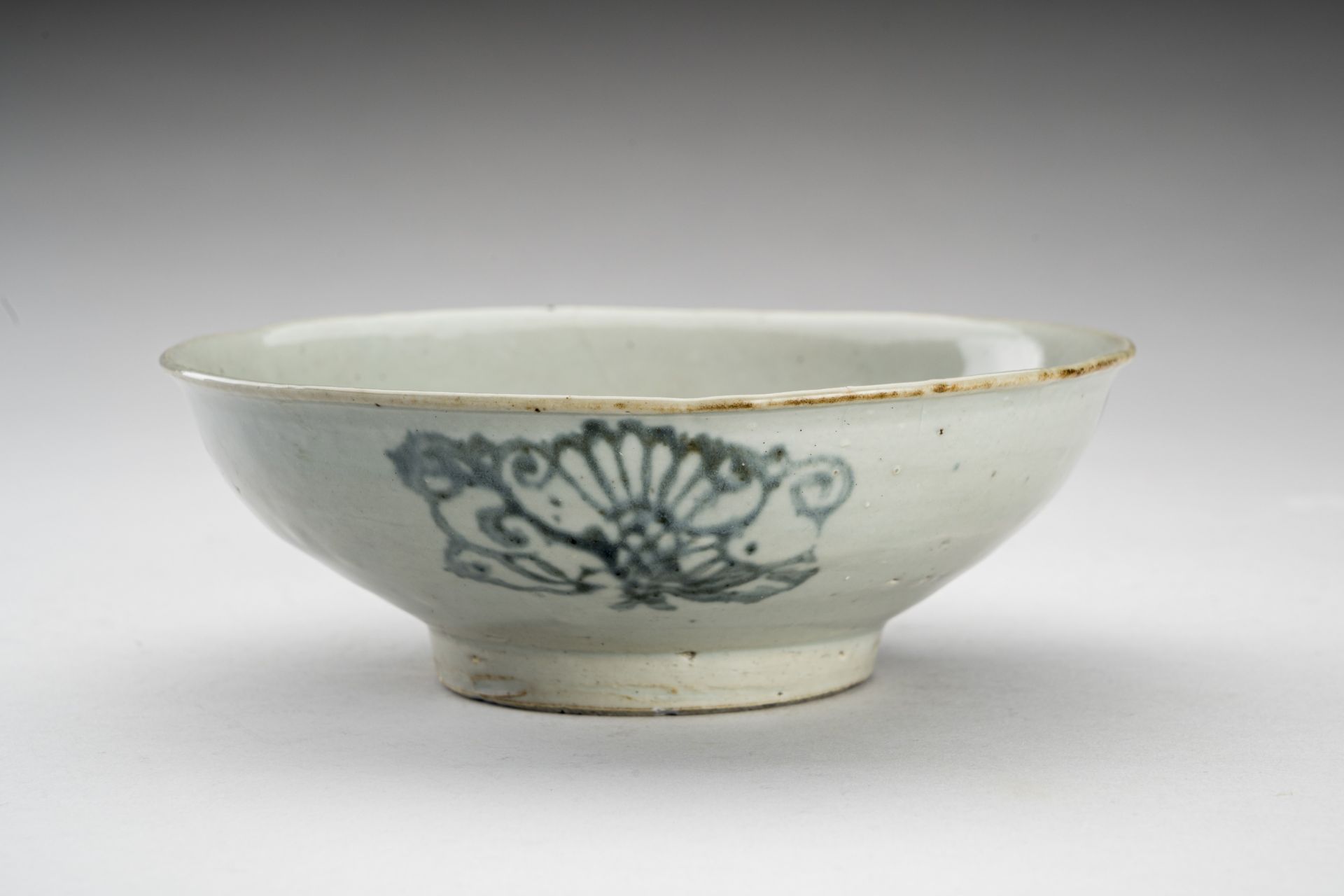 A KOREAN UNDERGLAZE BLUE PORCELAIN BOWL - Image 3 of 7