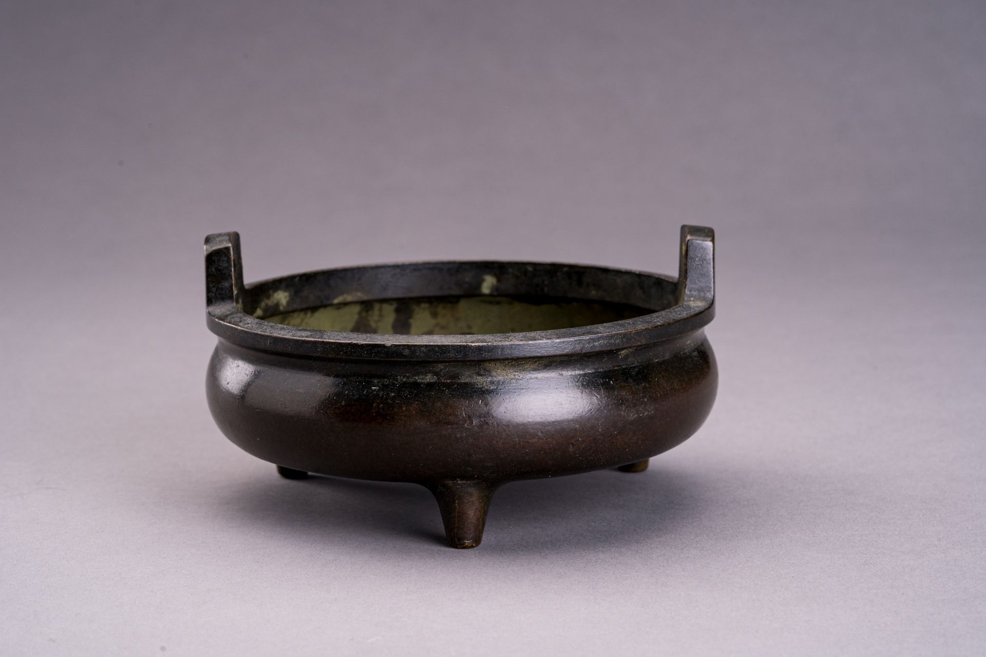 A BRONZE TRIPOD CENSER, QING - Bild 2 aus 7