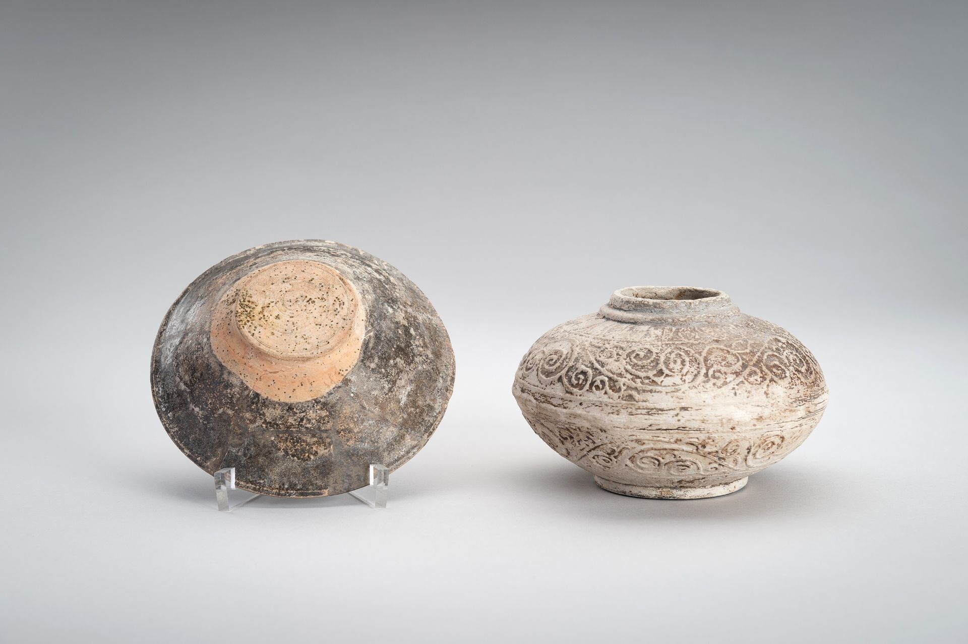 A LOT WITH TWO WESTERN ASIATIC-STYLE POTTERY ITEMS - Image 12 of 14