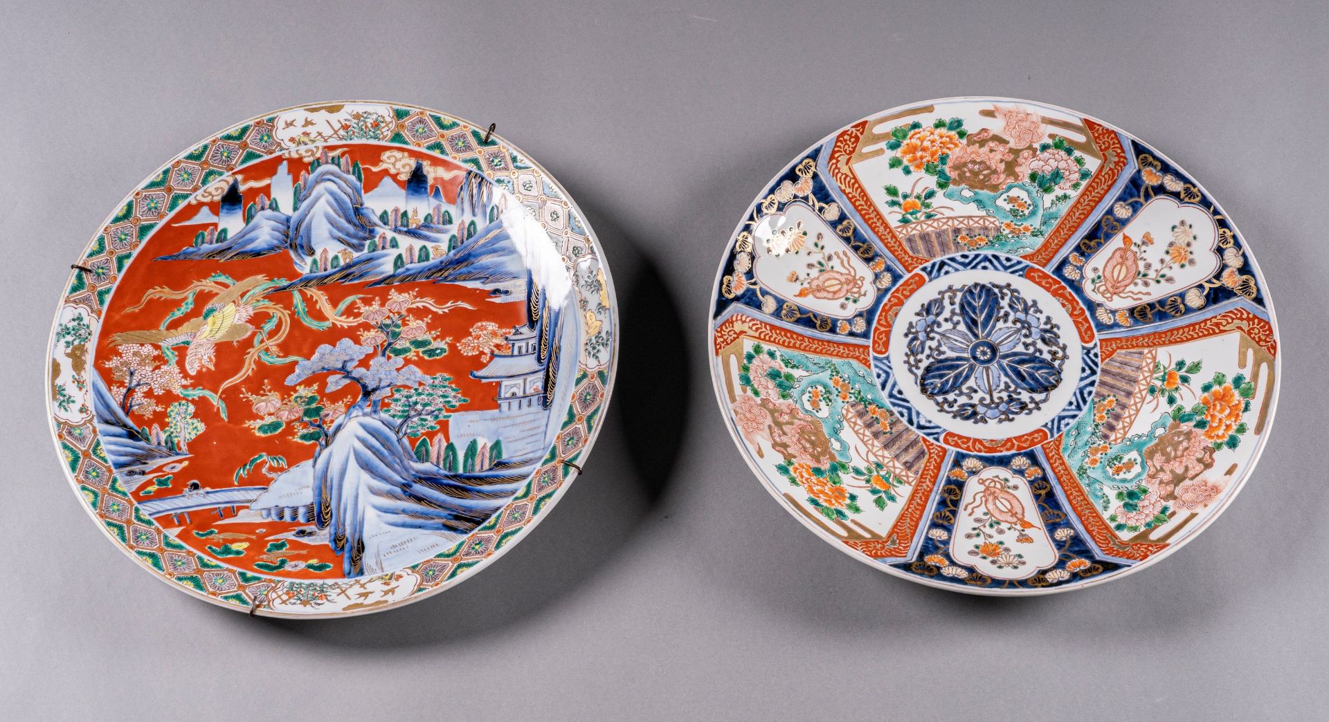 A LOT WITH TWO LARGE IMARI PORCELAIN DISHES, MEIJI