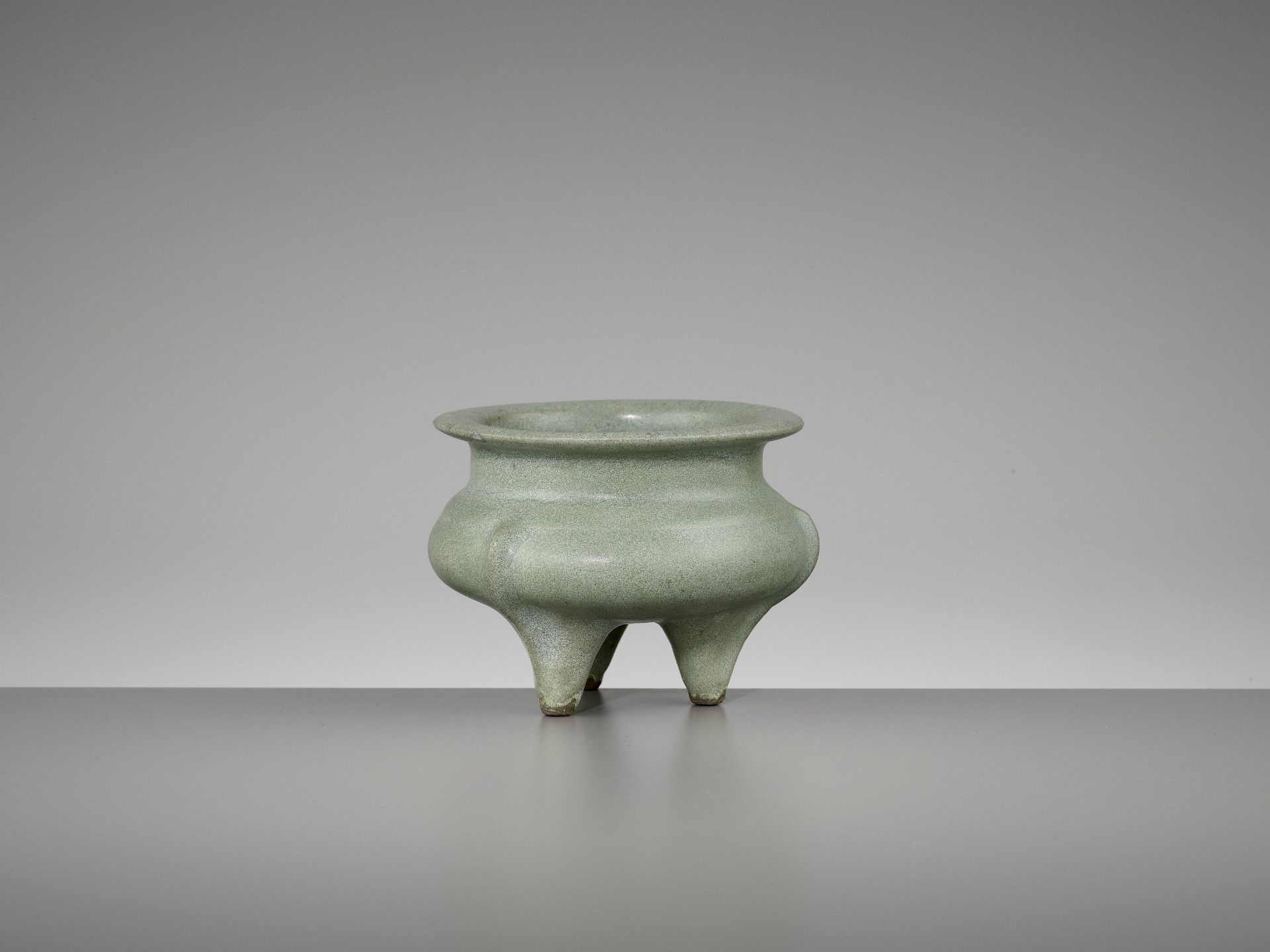 A LONGQUAN TRIPOD CENSER, SOUTHERN SONG - Image 10 of 12