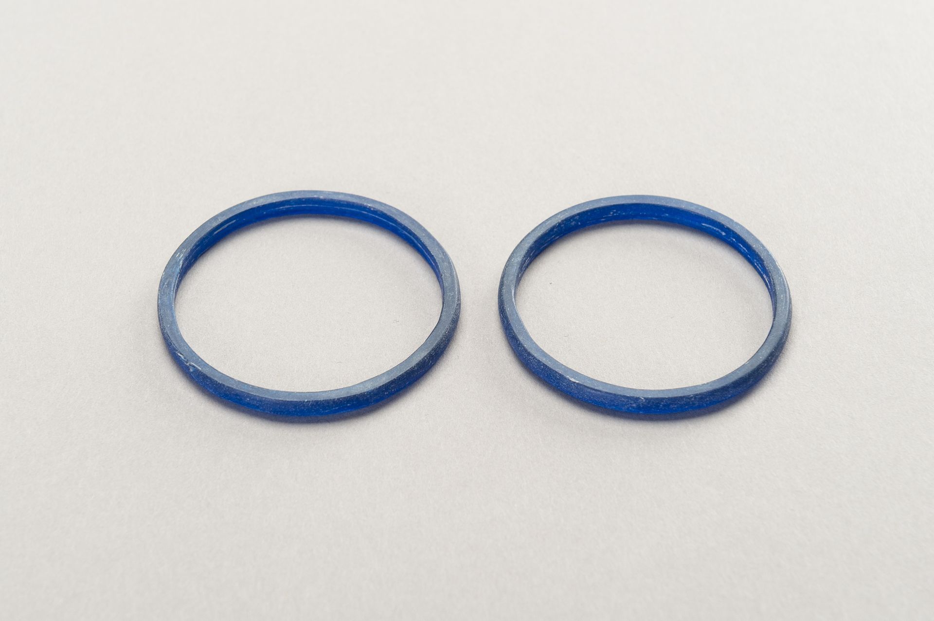 FOUR BLUE GLASS BANGLES - Bild 5 aus 12