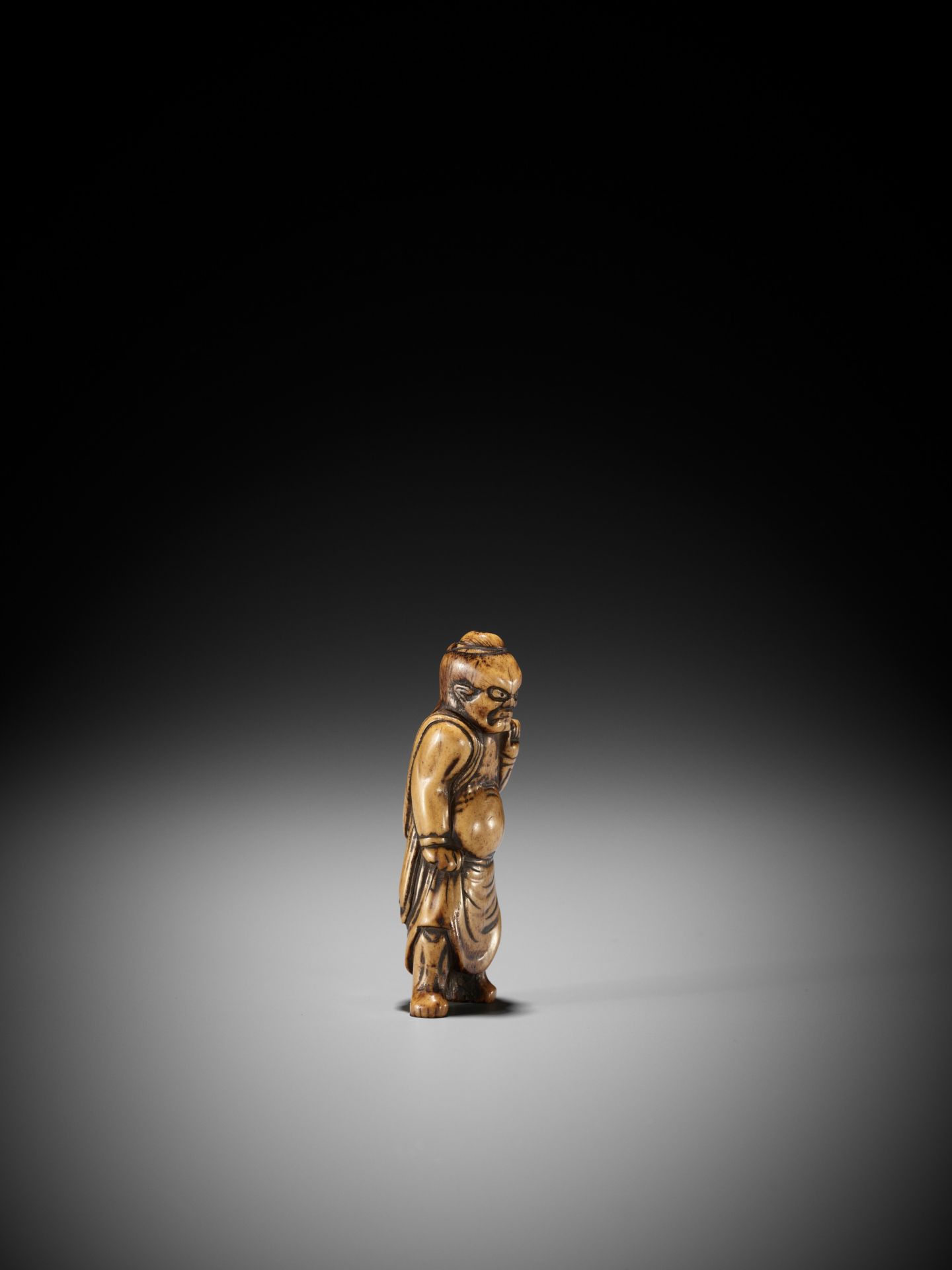 A RARE AND EARLY STAG ANTLER NETSUKE OF A NIO GUARDIAN - Image 6 of 10