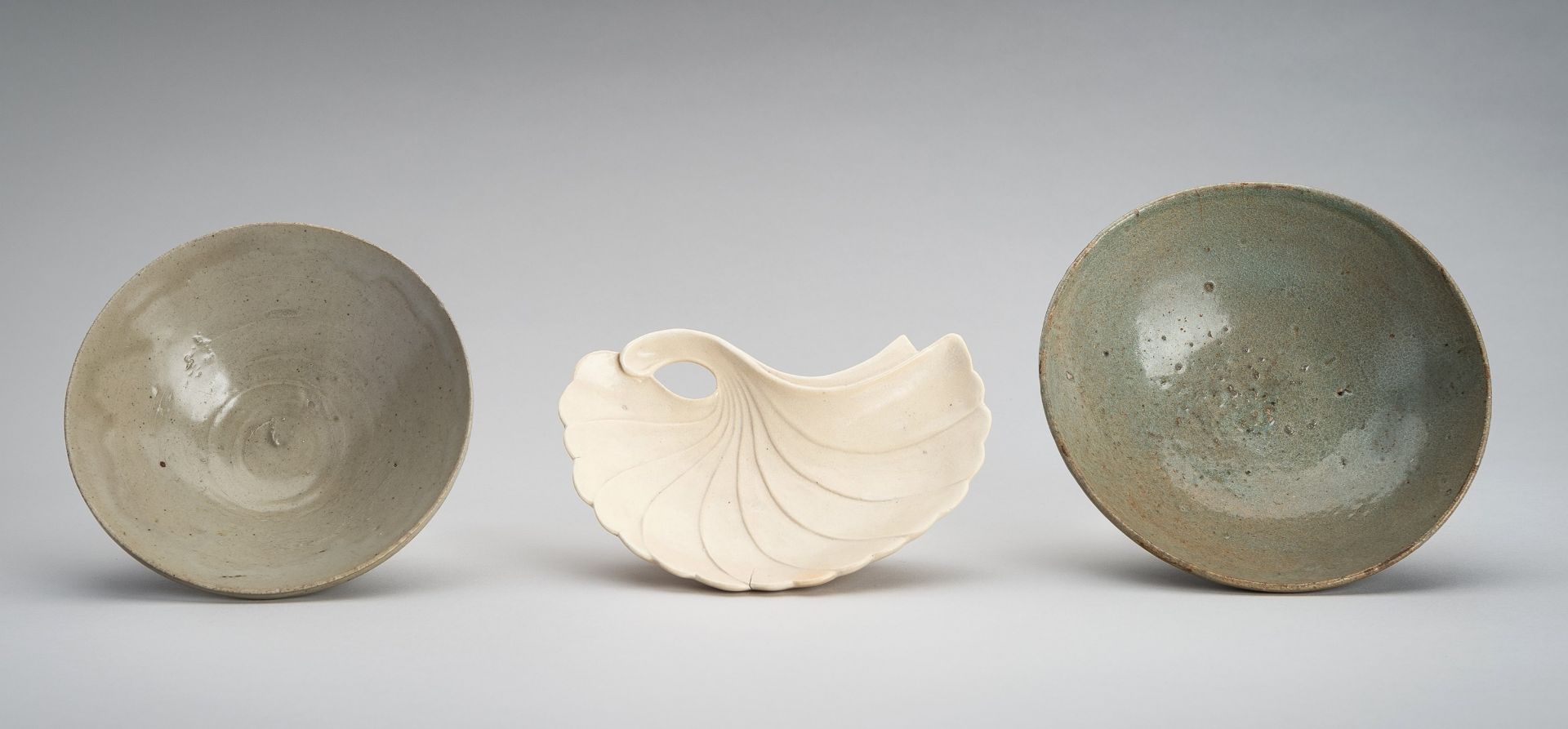 A GROUP OF THREE GLAZED CERAMIC ITEMS