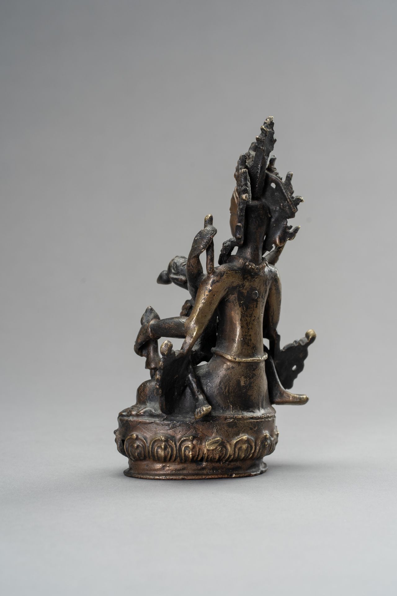 A BRONZE GROUP OF VAJRASATTVA IN UNION WITH VAJRAMAMANI, 1900s - Image 5 of 10