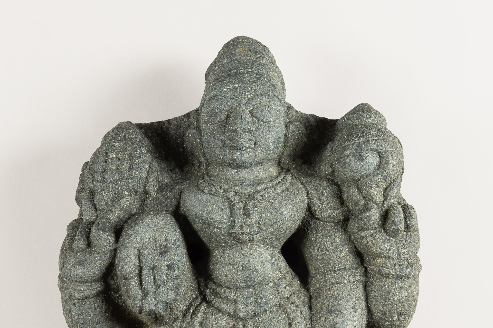 A LARGE INDIAN STONE STATUE OF A DEITY - Bild 9 aus 11