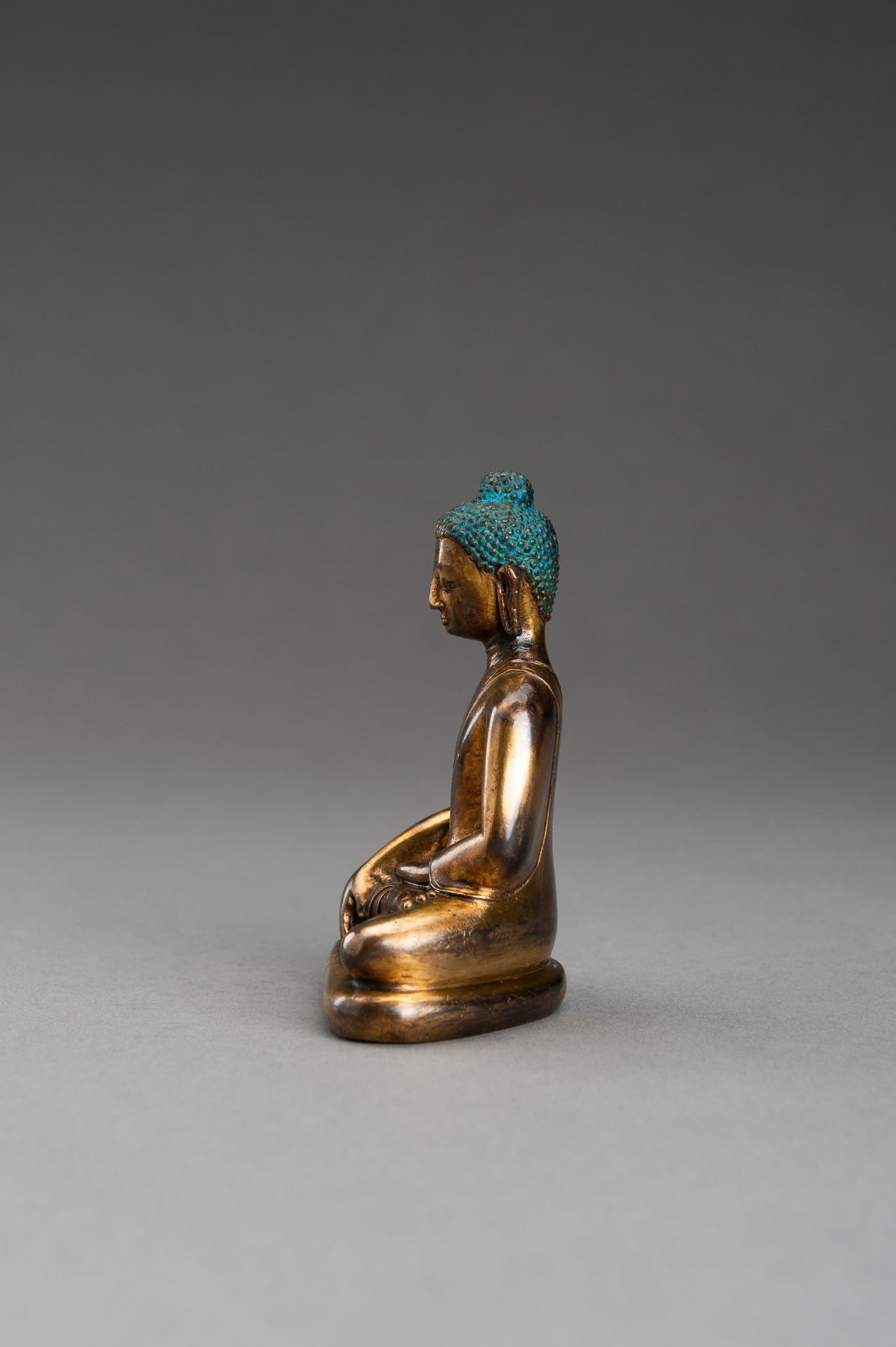 A NEPALI COPPER-BRONZE FIGURE OF BUDDHA - Bild 7 aus 9