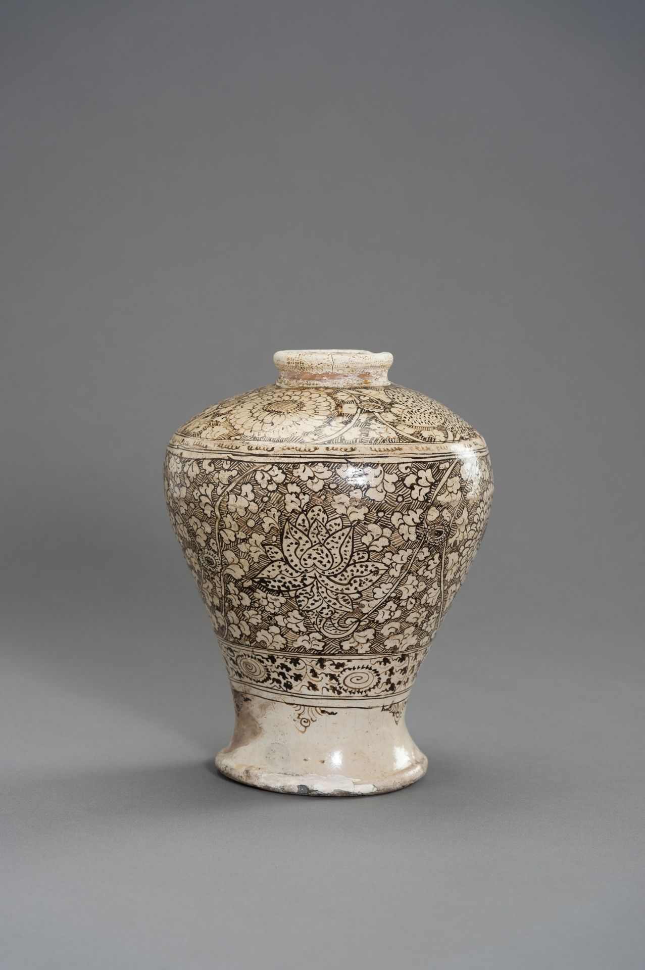 A CIZHOU Â´FLORALÂ´ BALUSTER VASE - Bild 2 aus 6